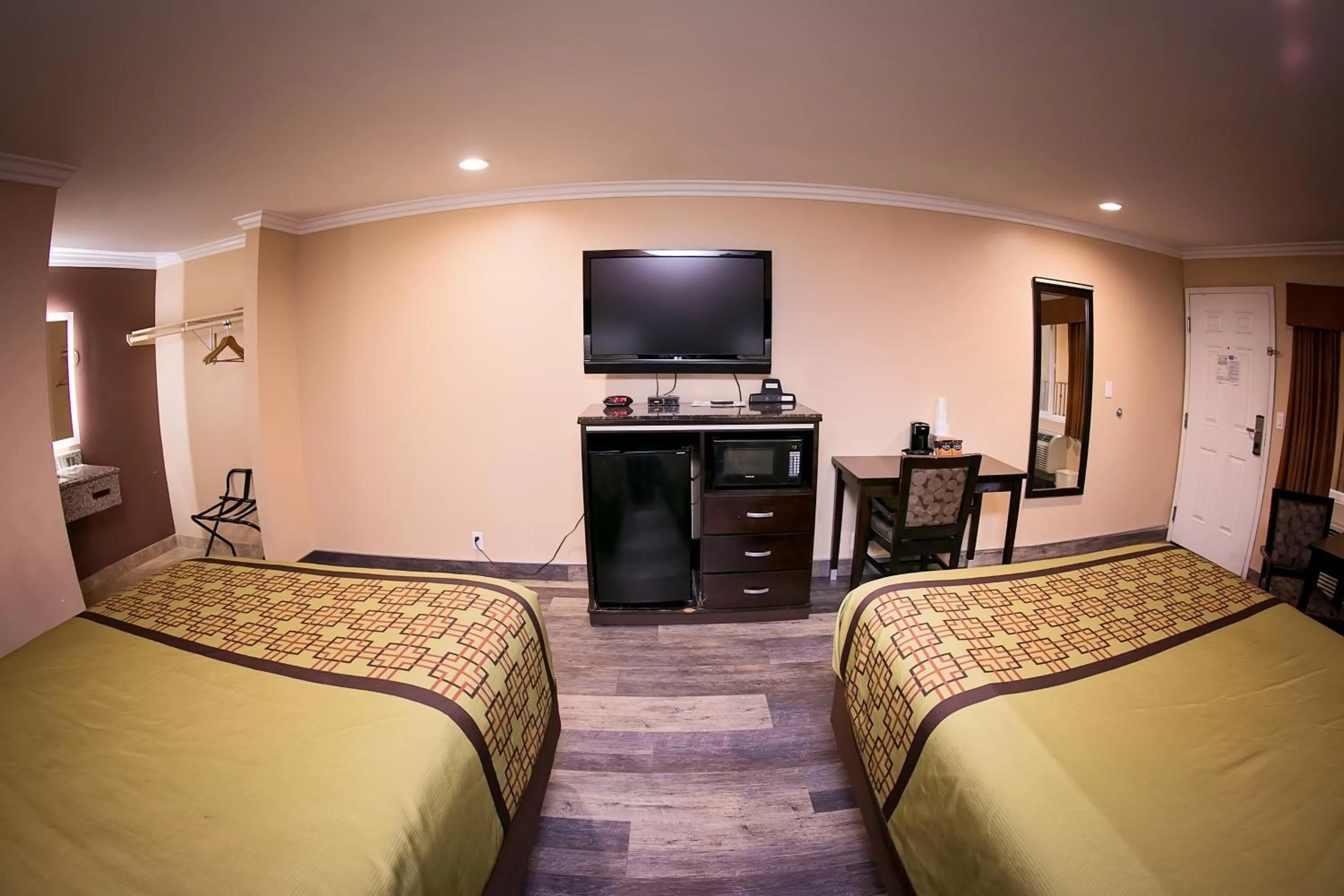 Photo of the whole room, Bed in Rodeway Inn & Suites Bellflower