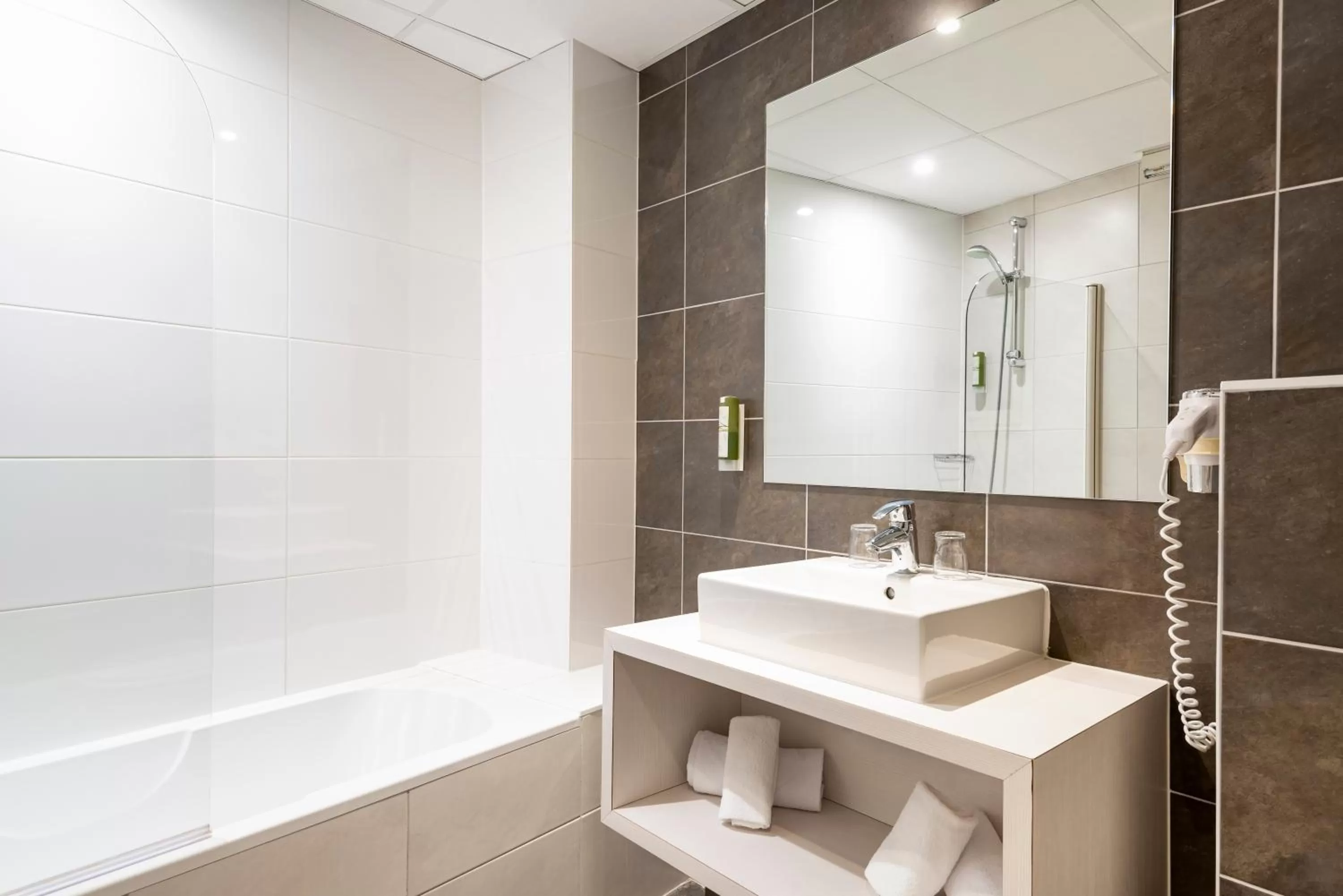 Bathroom in Hotel Kaijoo by HappyCulture