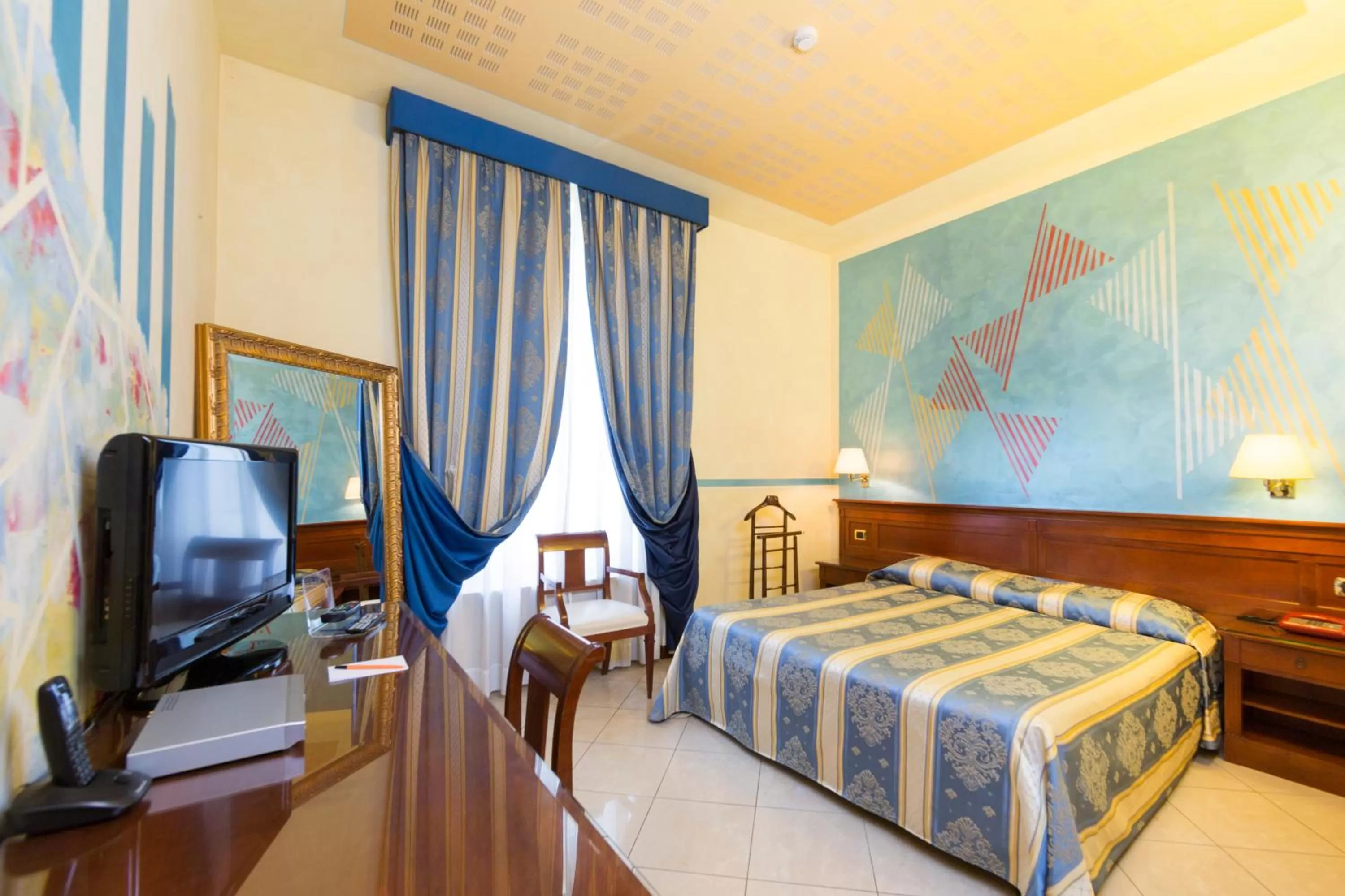 Photo of the whole room, Bed in Hotel Londra