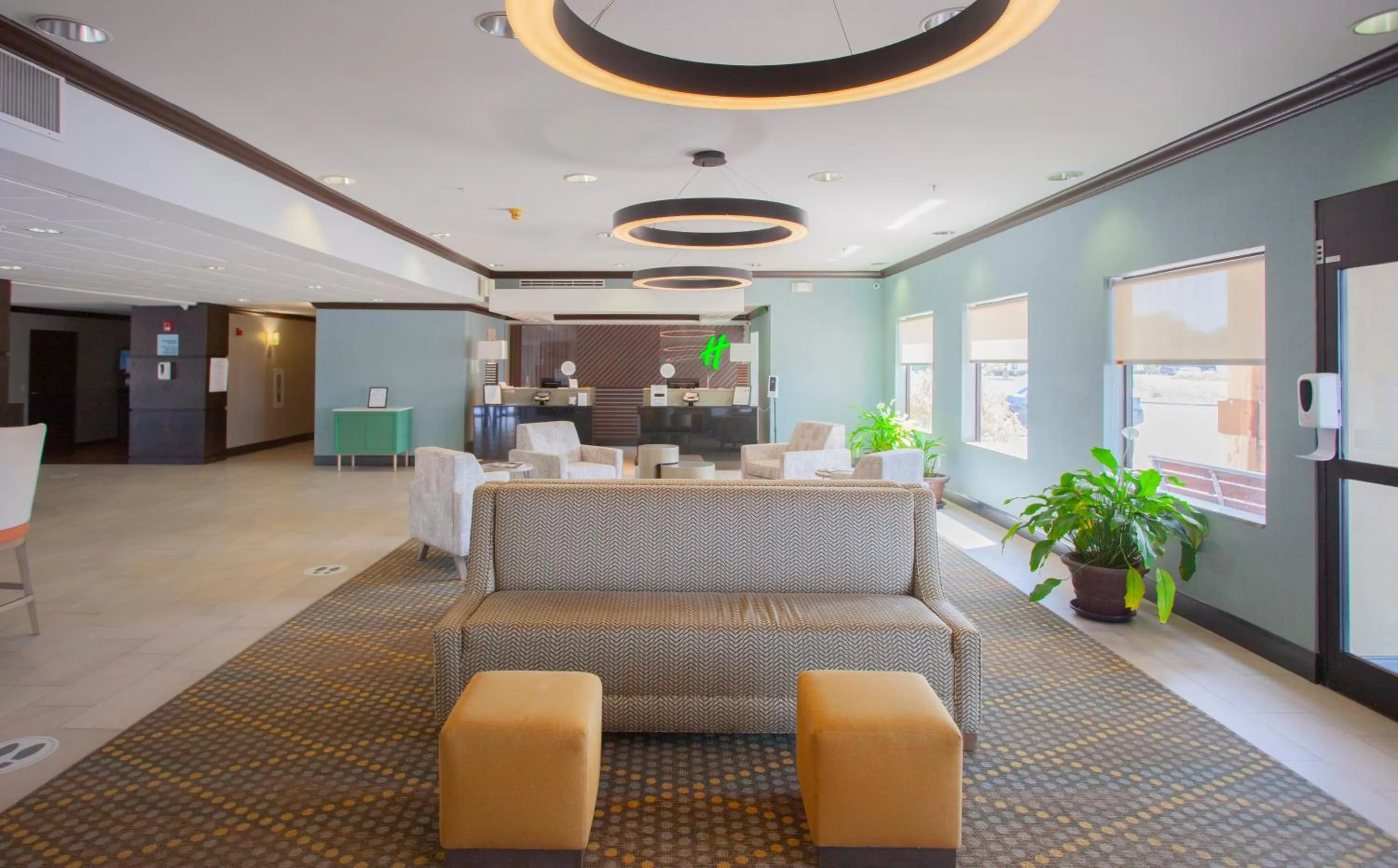 Lobby or reception in Holiday Inn & Suites Spring - The Woodlands