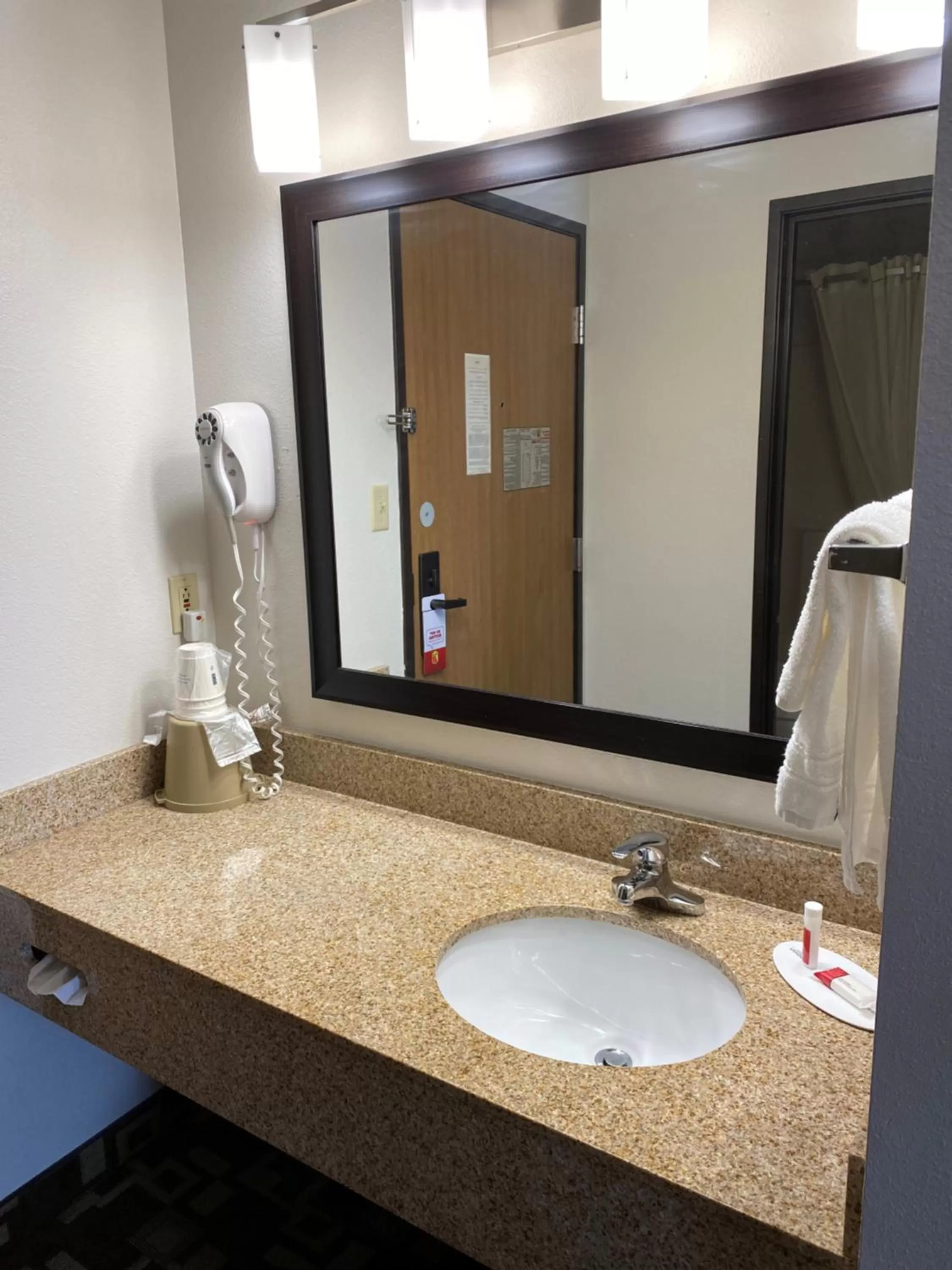 Super 8 by Wyndham Independence IA