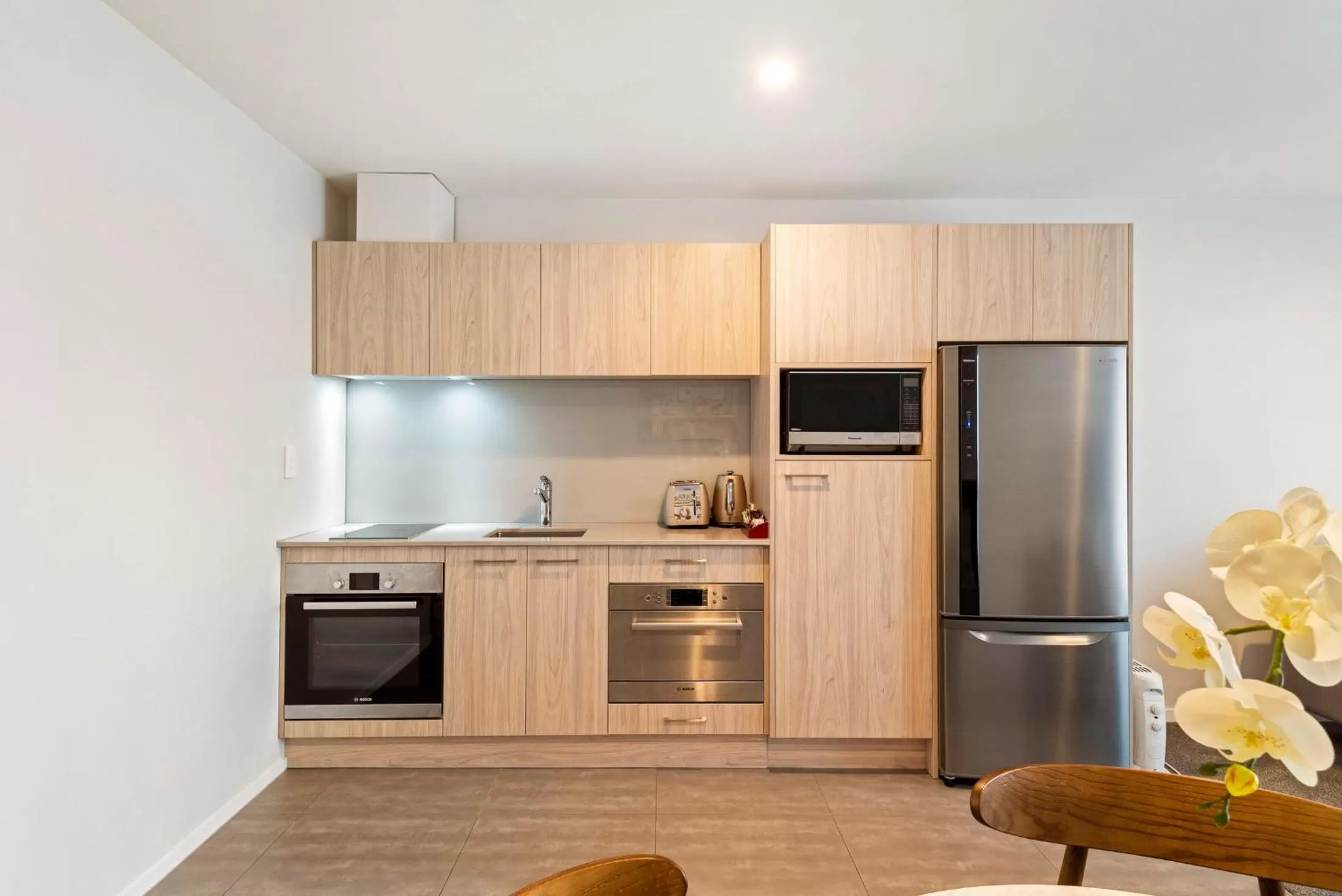 Kitchen or kitchenette in FERNZ Motel & Apartments Birkenhead