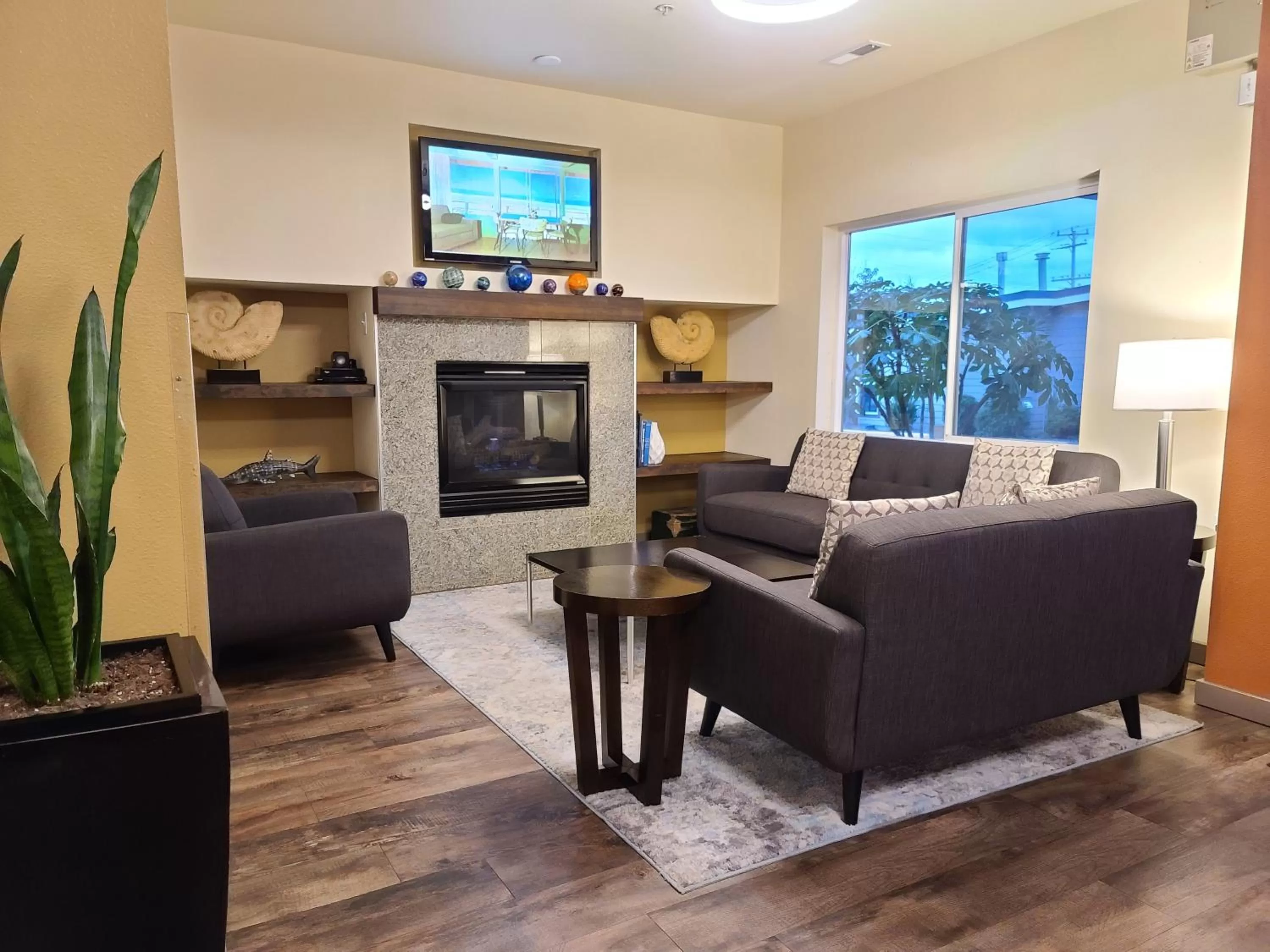 Communal lounge/ TV room in Inn at Wecoma