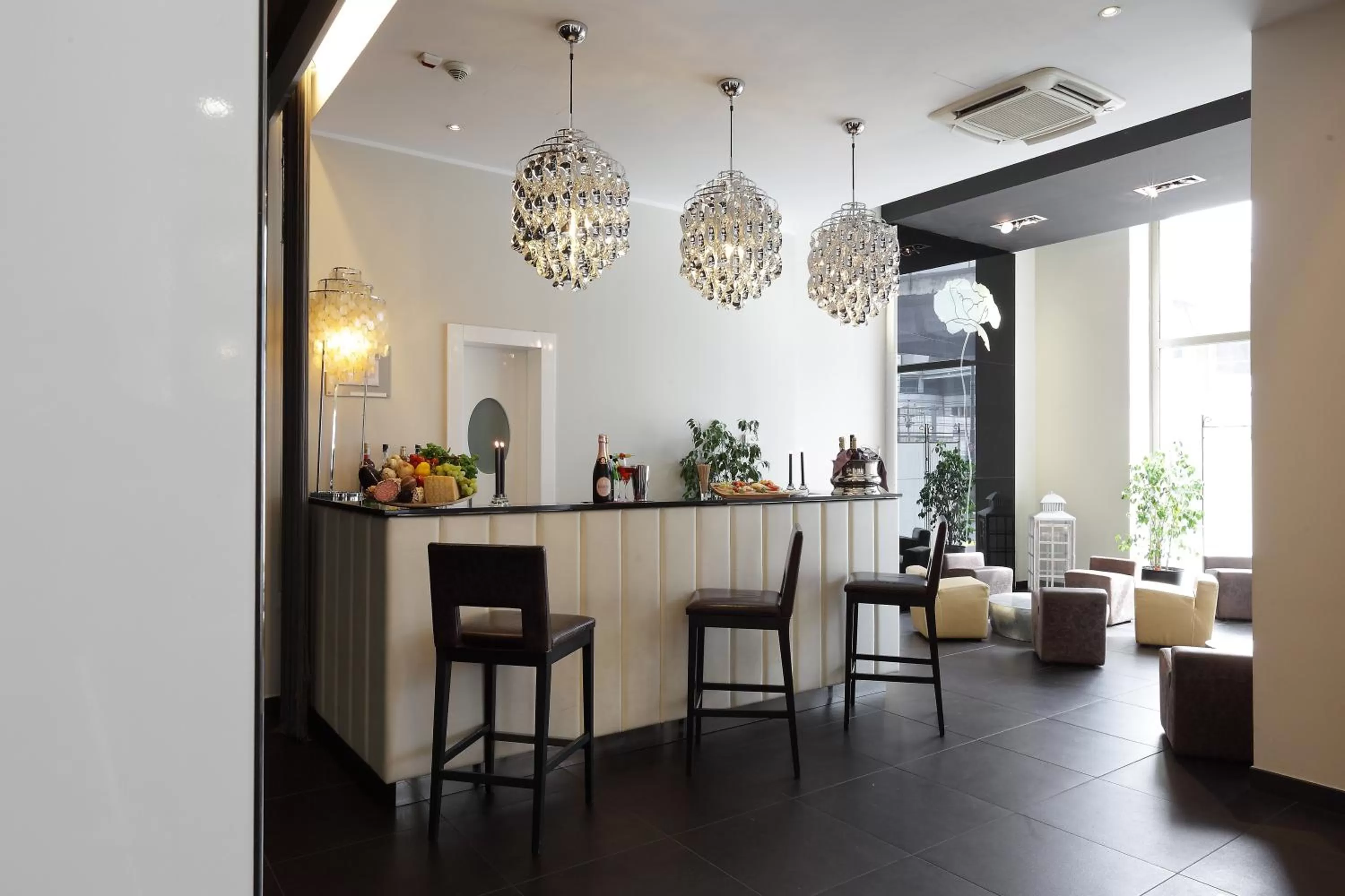 Lounge or bar in Holiday Inn Genoa City by IHG