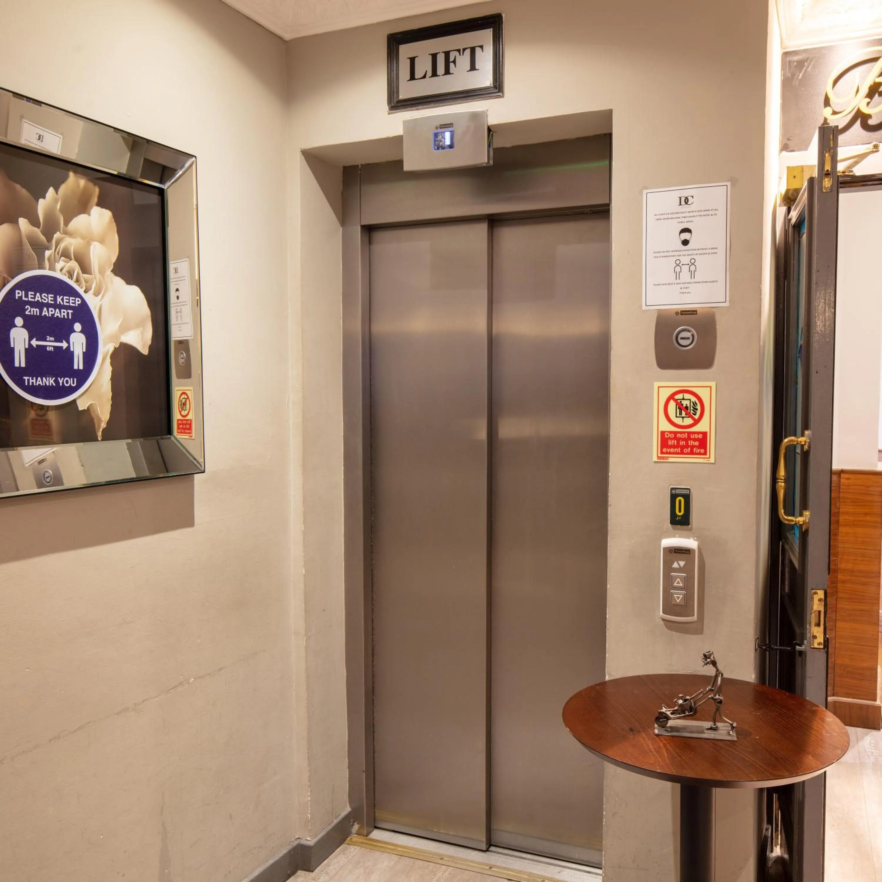 elevator in Devoncove Hotel Glasgow