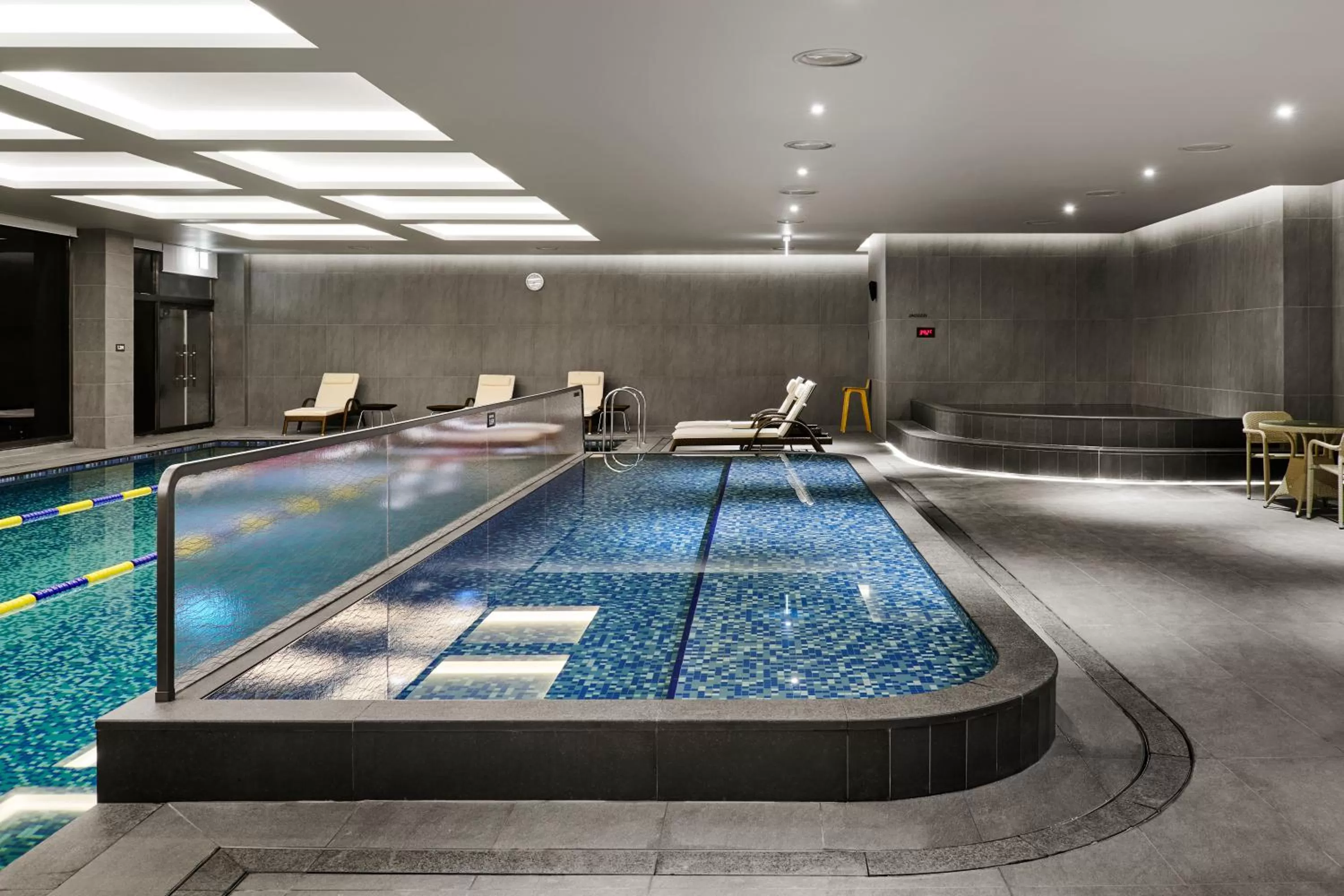 Swimming pool in Hotel Hyundai by Lahan Ulsan