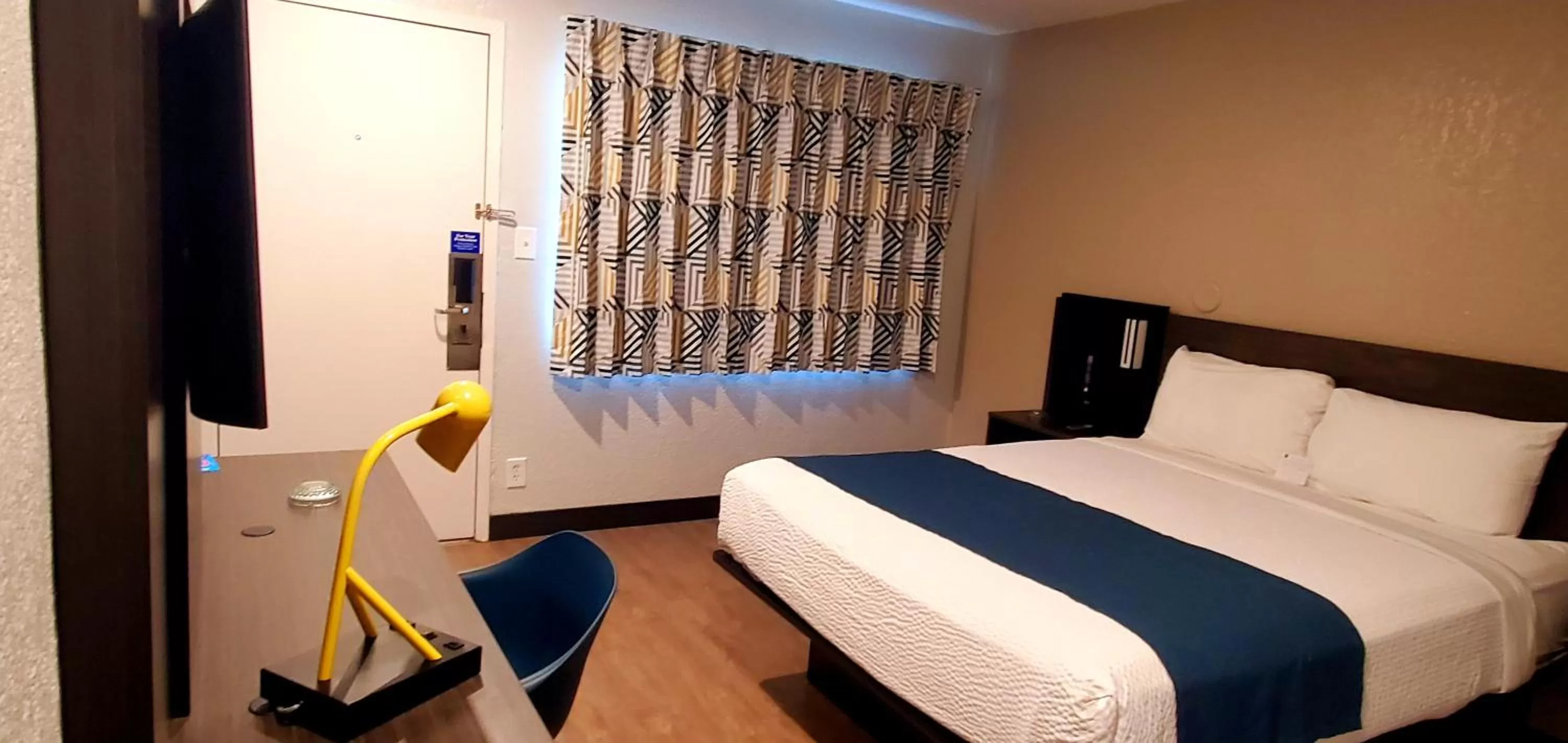 Photo of the whole room in Motel 6-Palmdale, CA