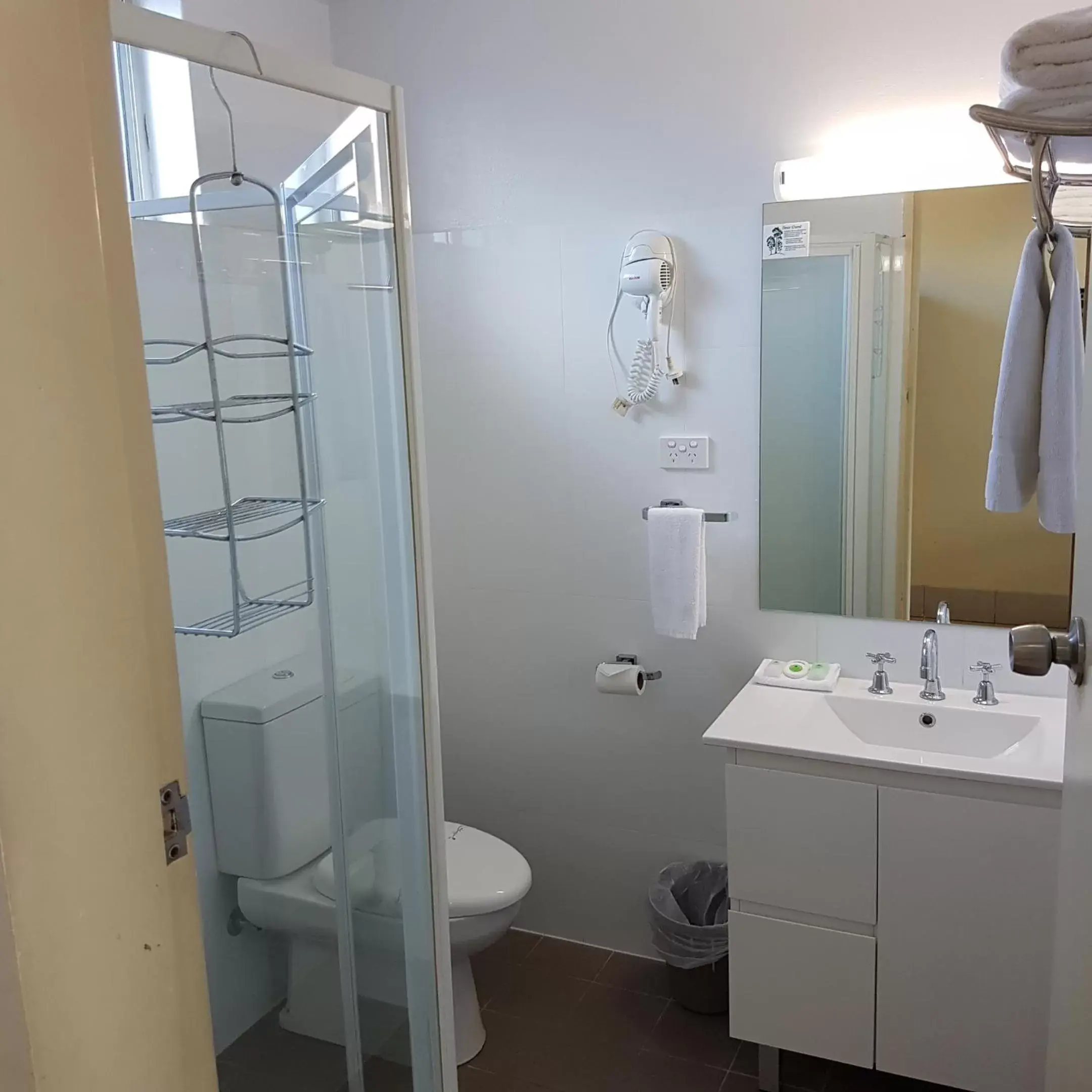 Queen Deluxe in Chelsea Motor Inn Queen Deluxe in Chelsea Motor Inn