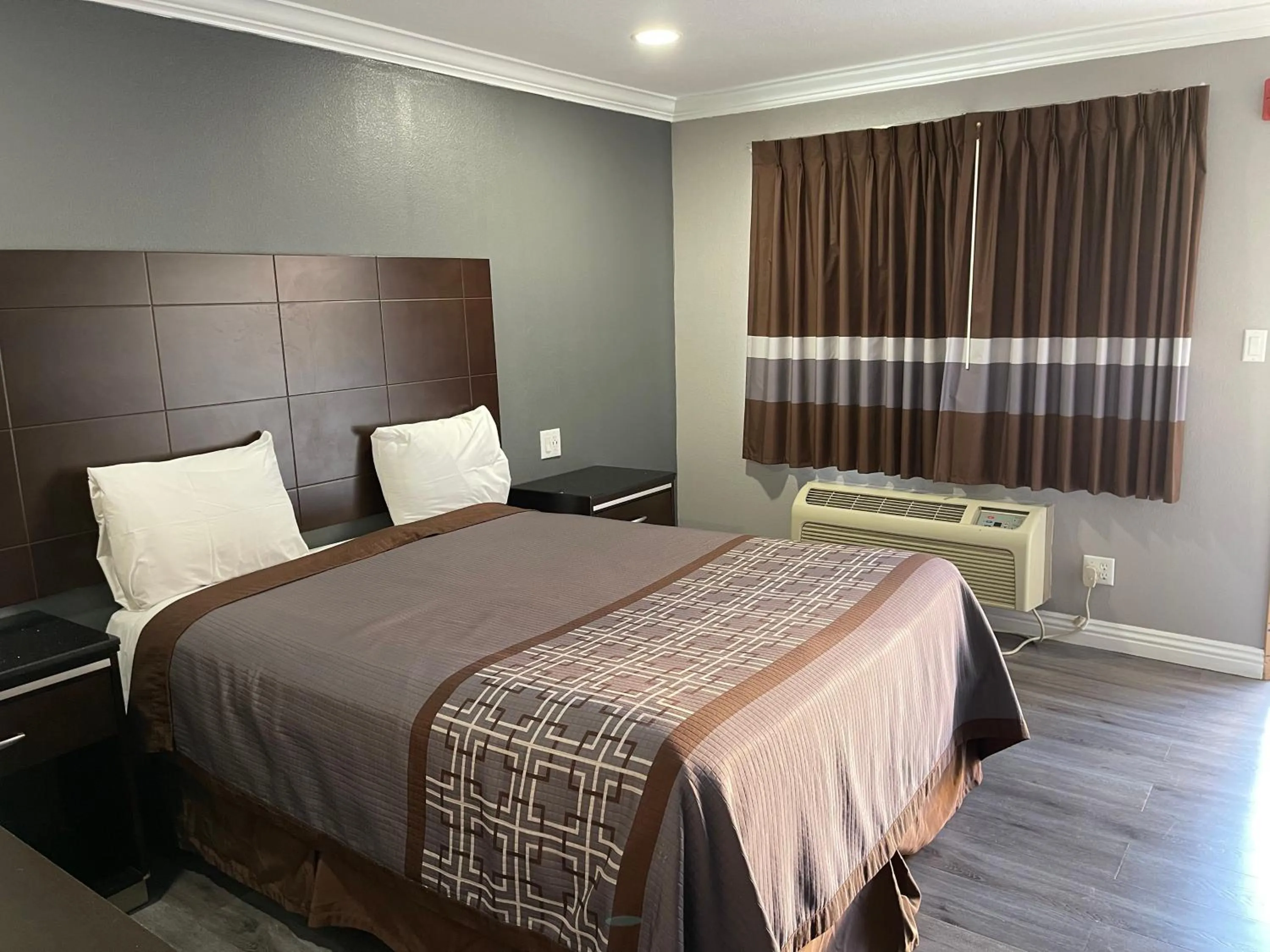 Bed in El Segundo Inn