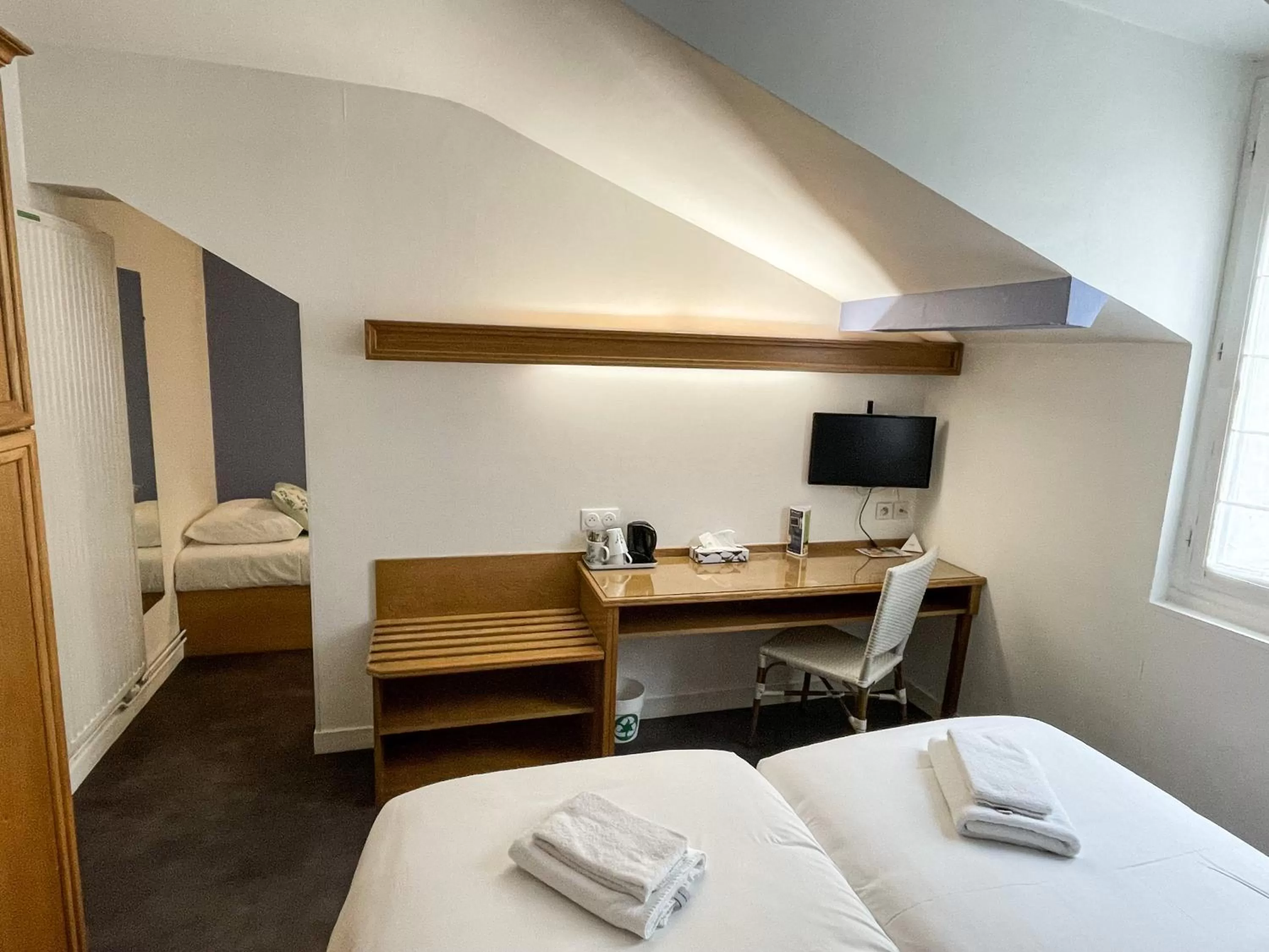 Photo of the whole room, Bed in Garden Hotel Rennes Centre Gare