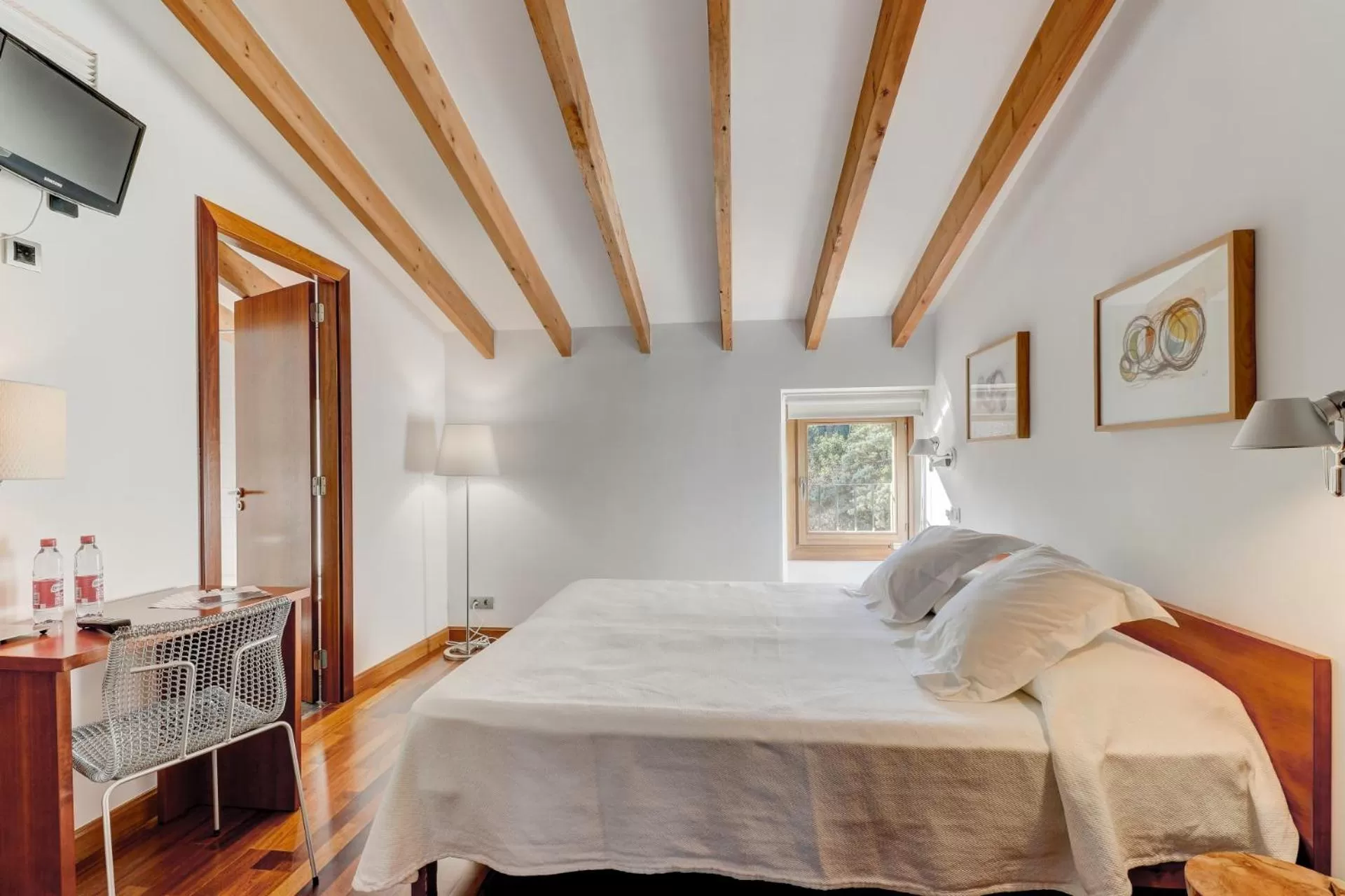 Bedroom, Bed in Desbrull