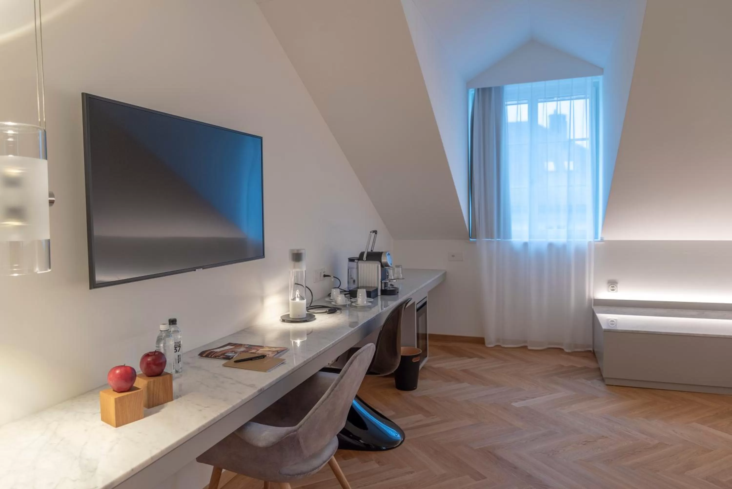 TV and multimedia, Bed in CASPAR Swiss Quality Hotel