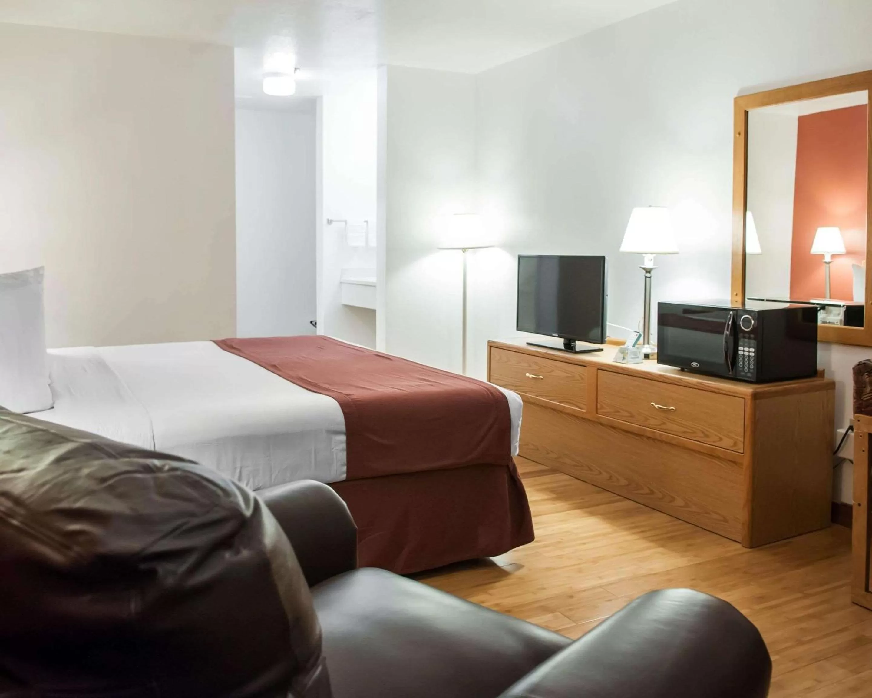 Photo of the whole room, Bed in Econo Lodge Albuquerque Old Town