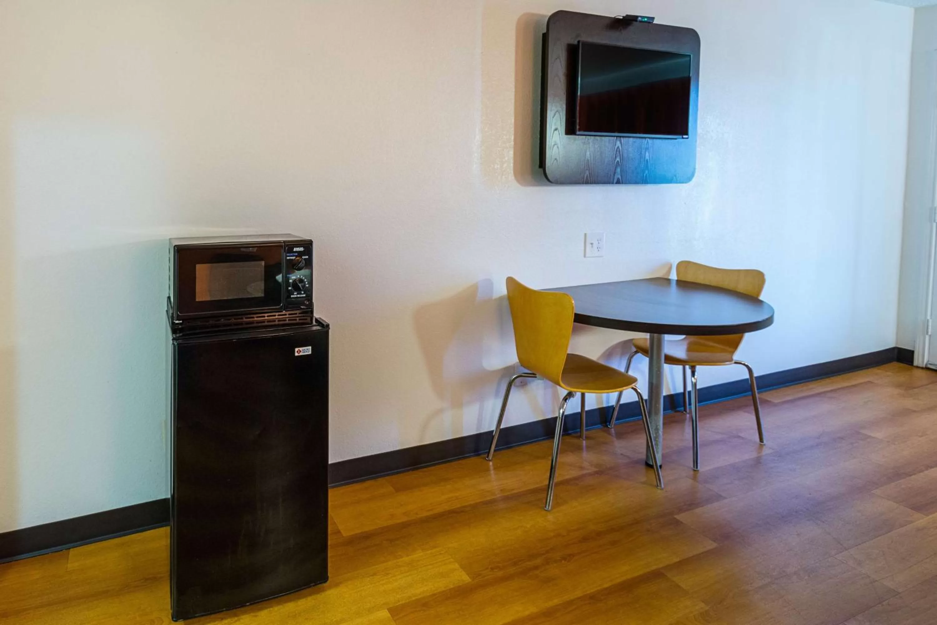 TV and multimedia in Motel 6-Waxahachie, TX
