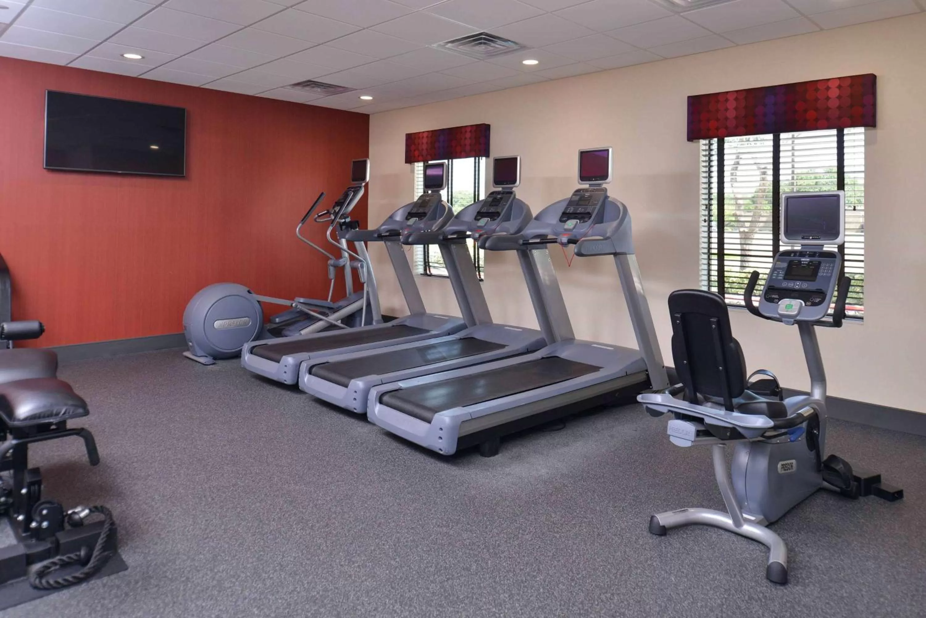 Fitness centre/facilities in Hampton Inn & Suites Dallas Market Center
