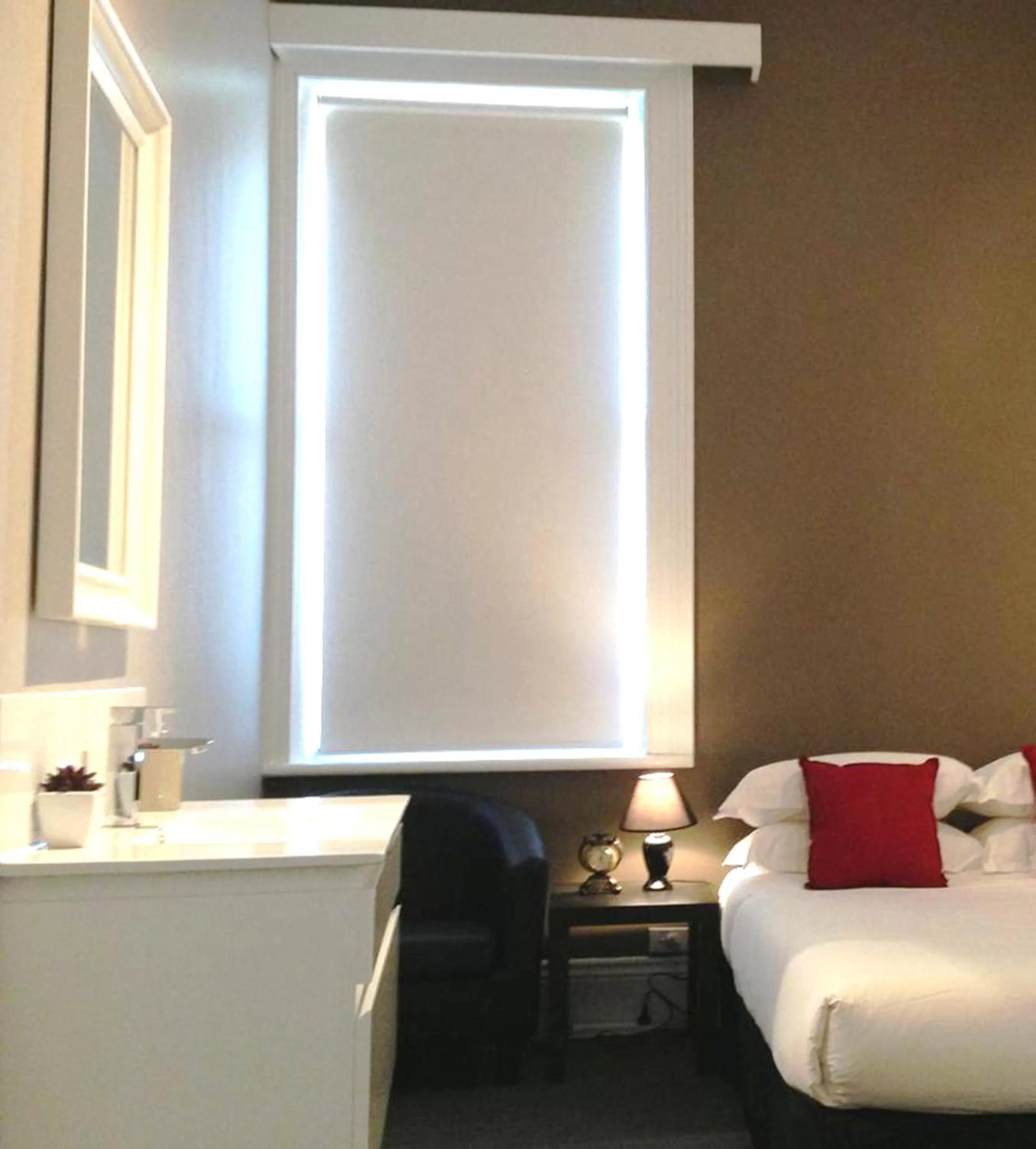 Bedroom, Bed in Centennial Inn on Bathurst