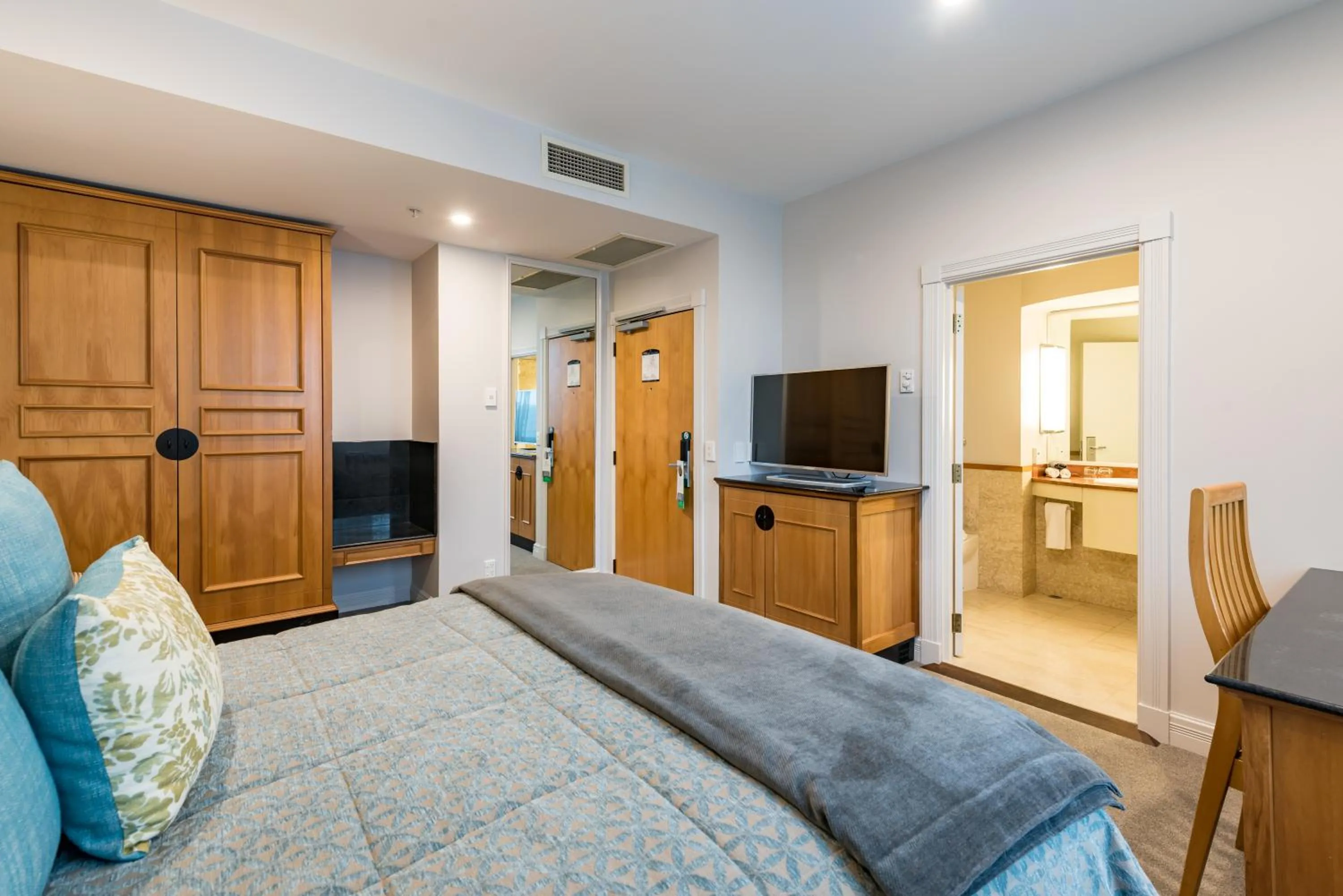 Bedroom, Bed in Distinction Christchurch Hotel