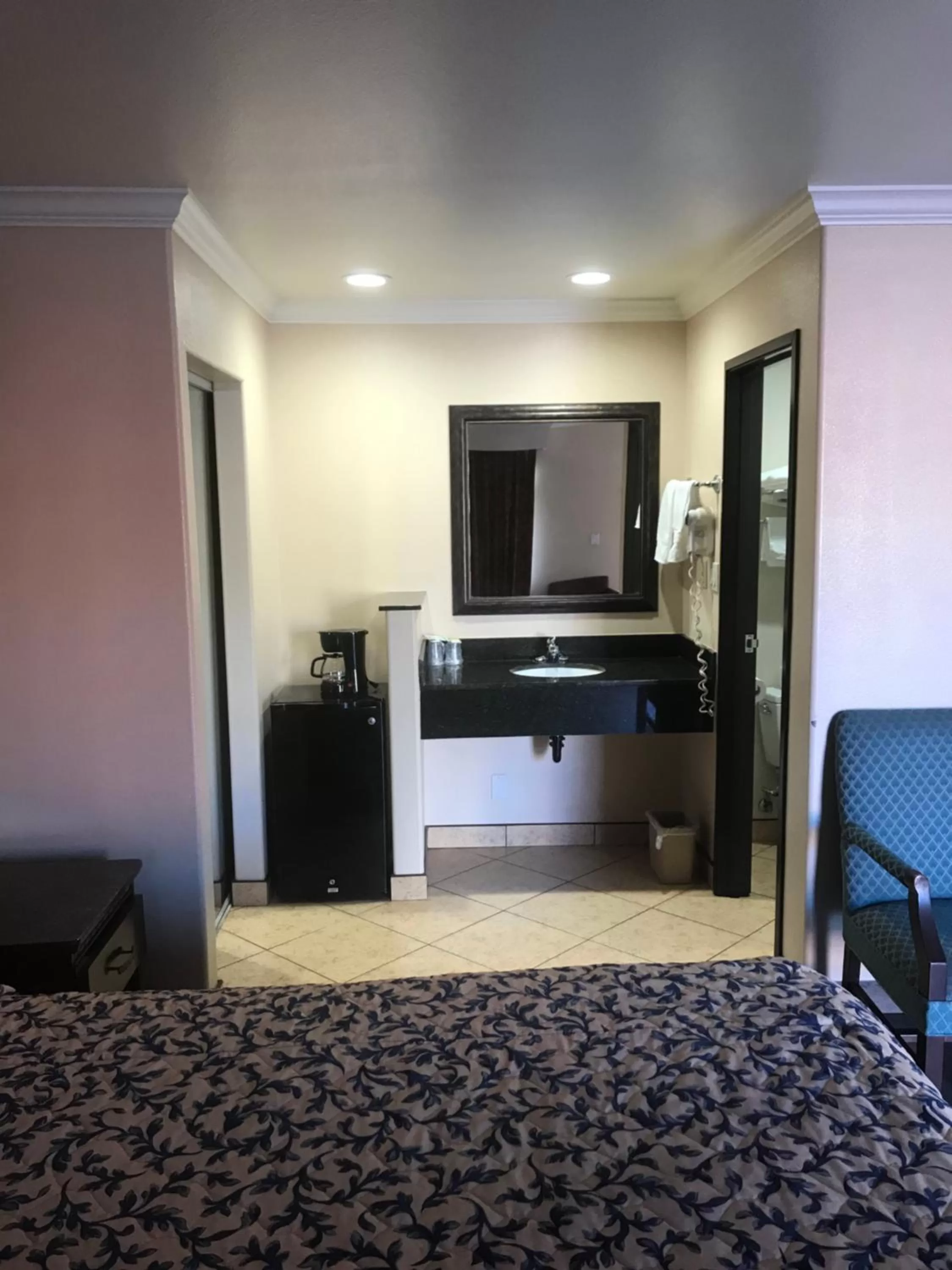 TV/Entertainment Center in Hyland Motel