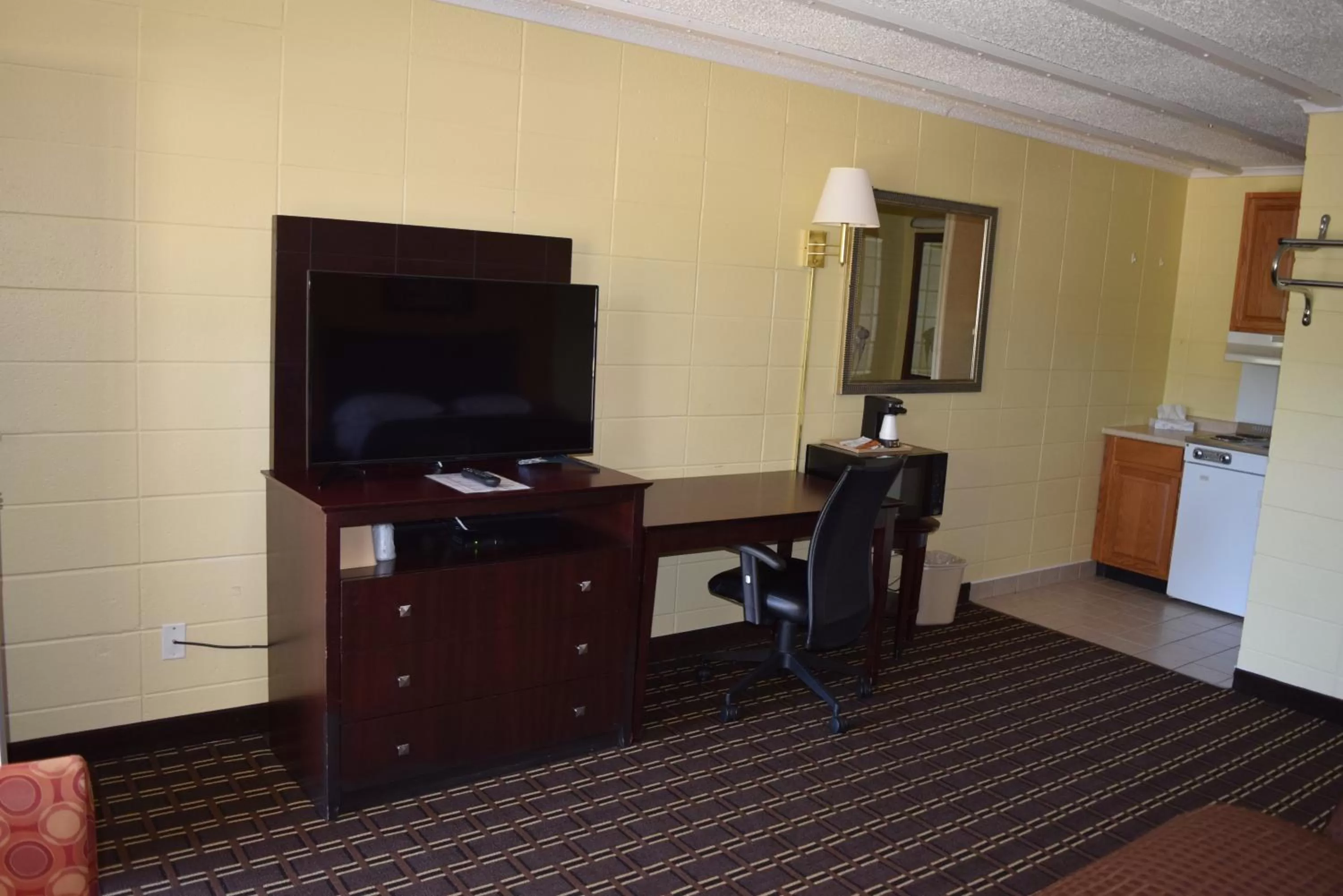 TV and multimedia in White Oaks Motel Pennsville/Carneys Point