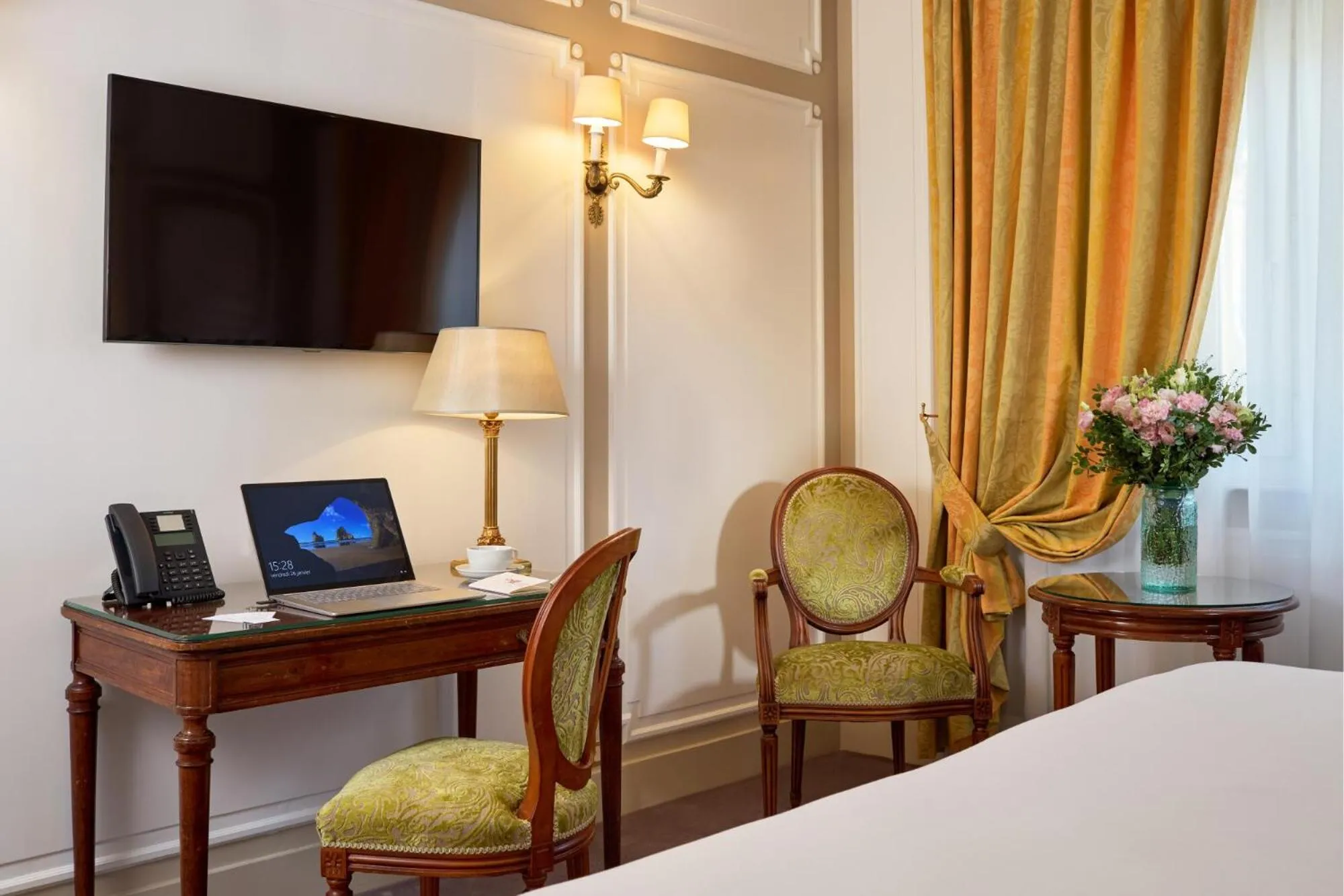 Bedroom, Bed in Majestic Hotel Spa - Champs Elysées