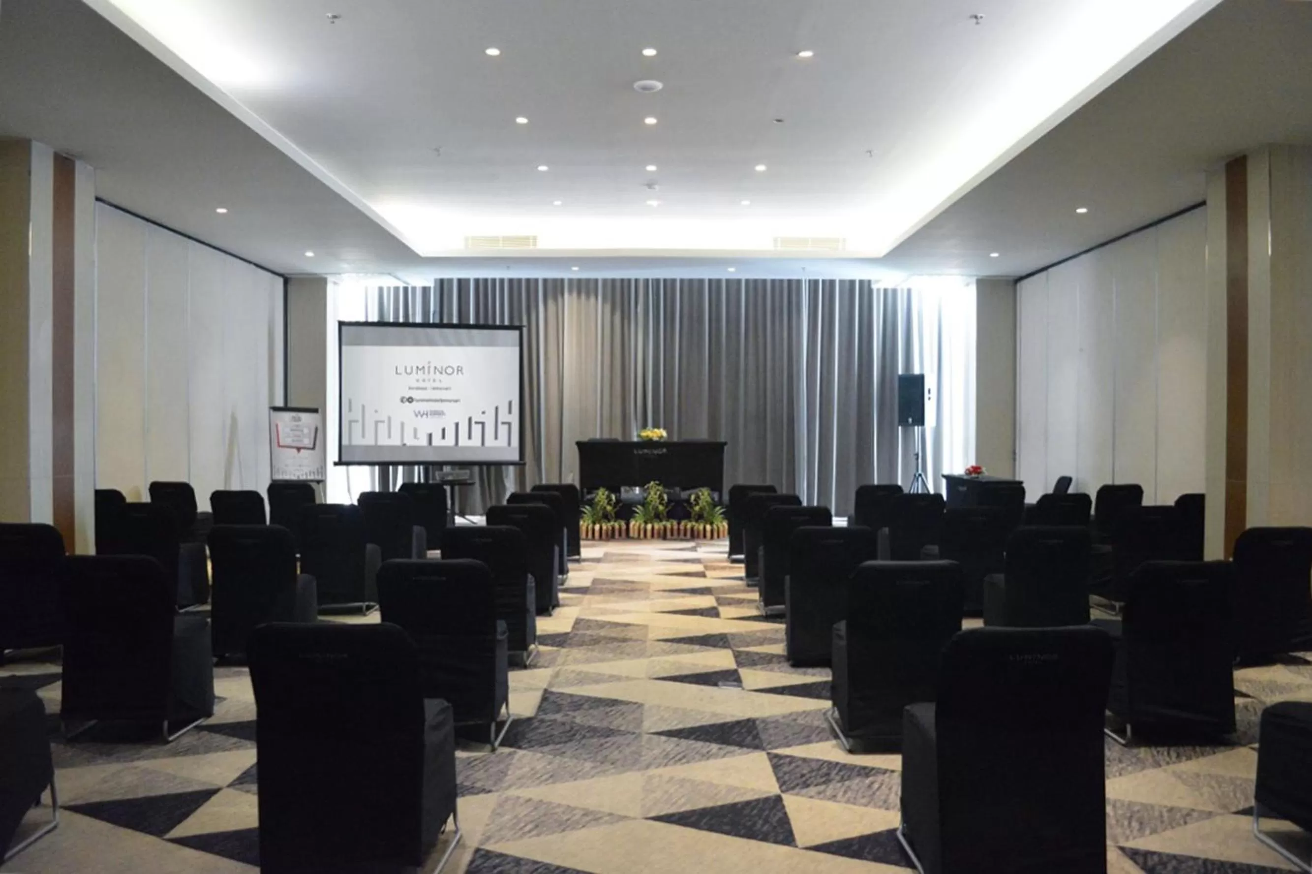 Meeting/conference room in Luminor Hotel Jemursari By WH with The Best Breakfast in Town and Located Near Surabaya Industrial Estate Rungkut SIER