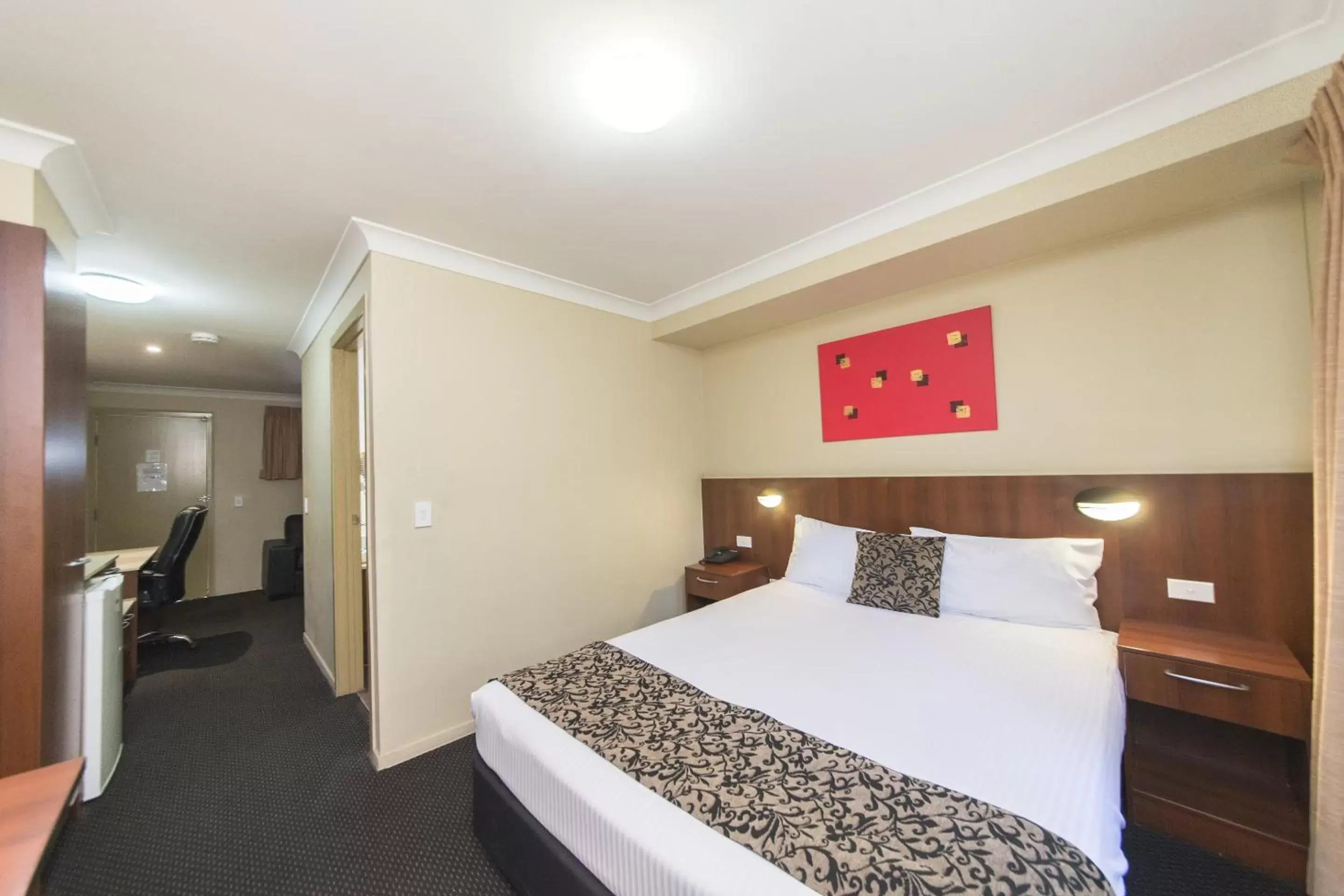 Queen Suite in Rocky Resort Motor Inn Queen Suite in Rocky Resort Motor Inn