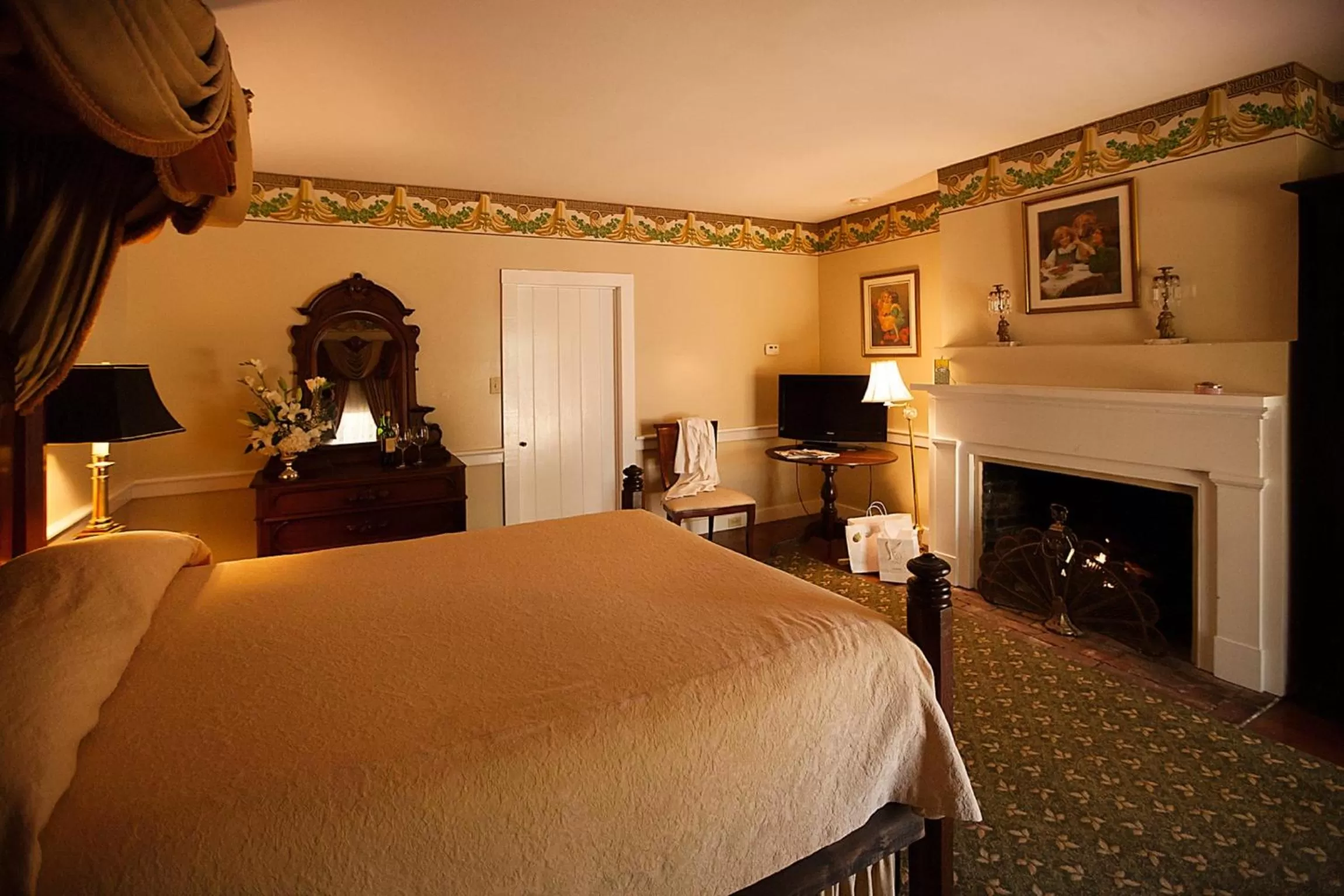 Bedroom, Bed in Monmouth Historic Inn