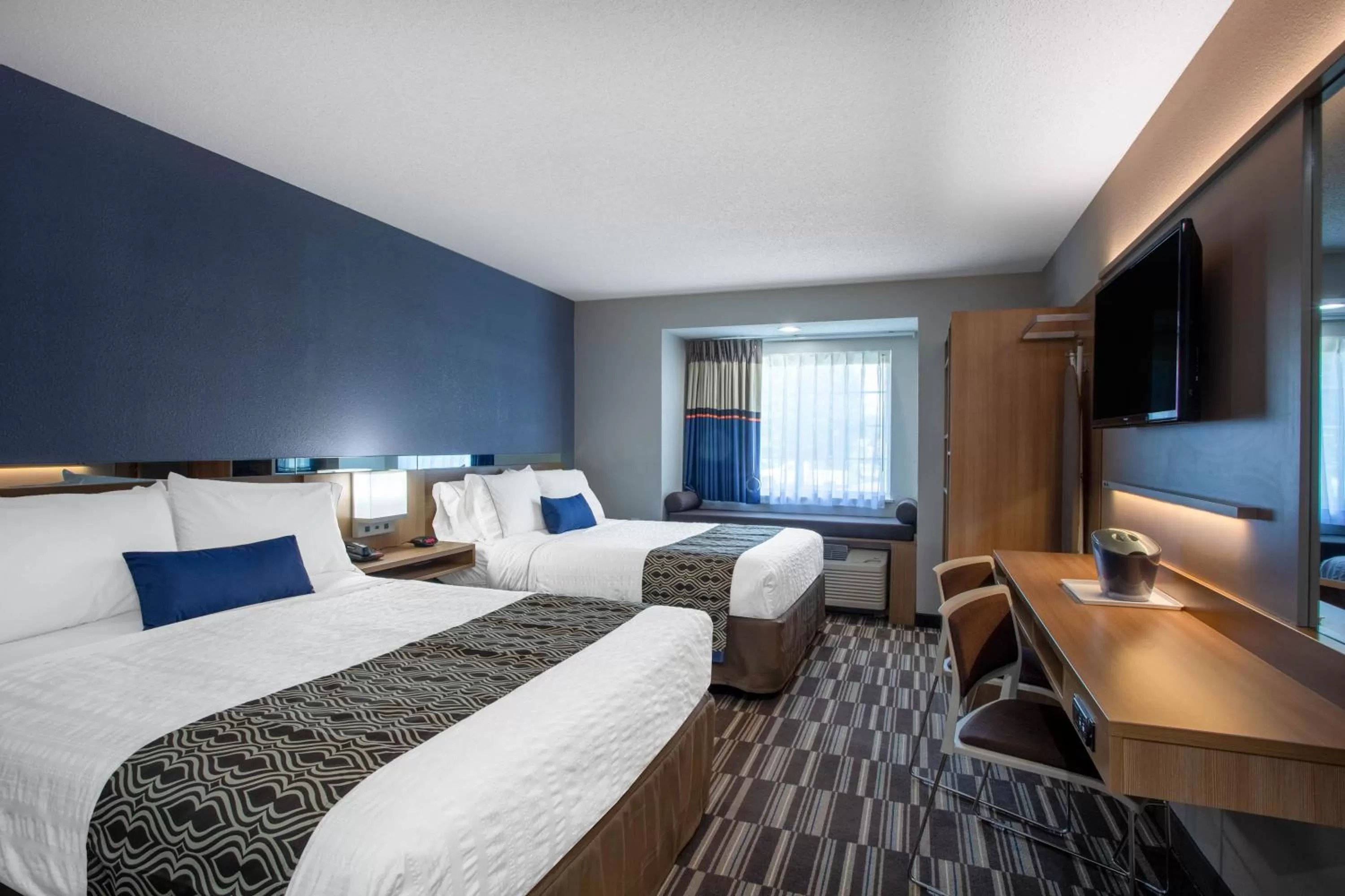 TV and multimedia, Bed in Microtel Inn & Suites by Wyndham Burlington