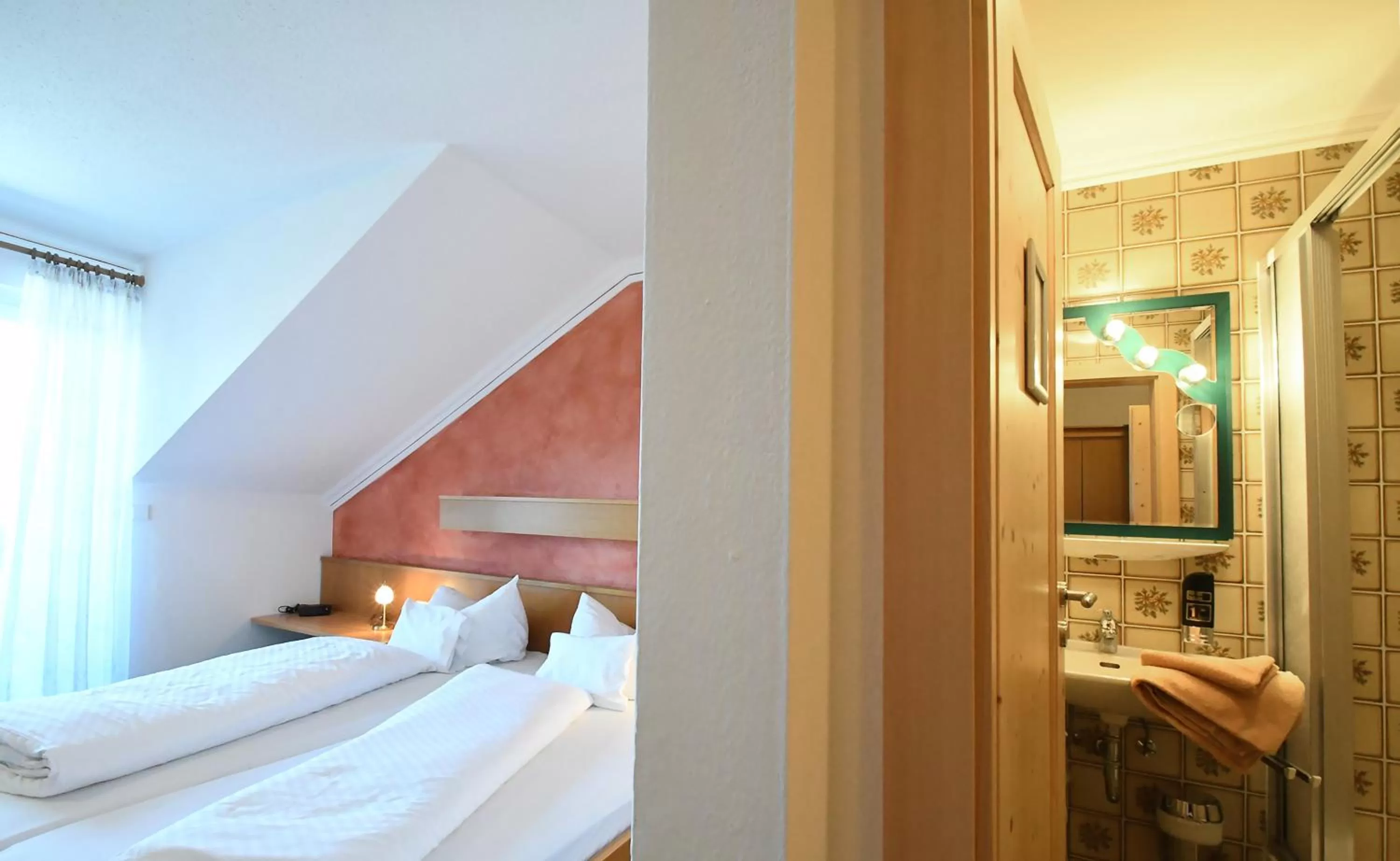 Bathroom, Bed in Hotel Sonnenhof - Superior