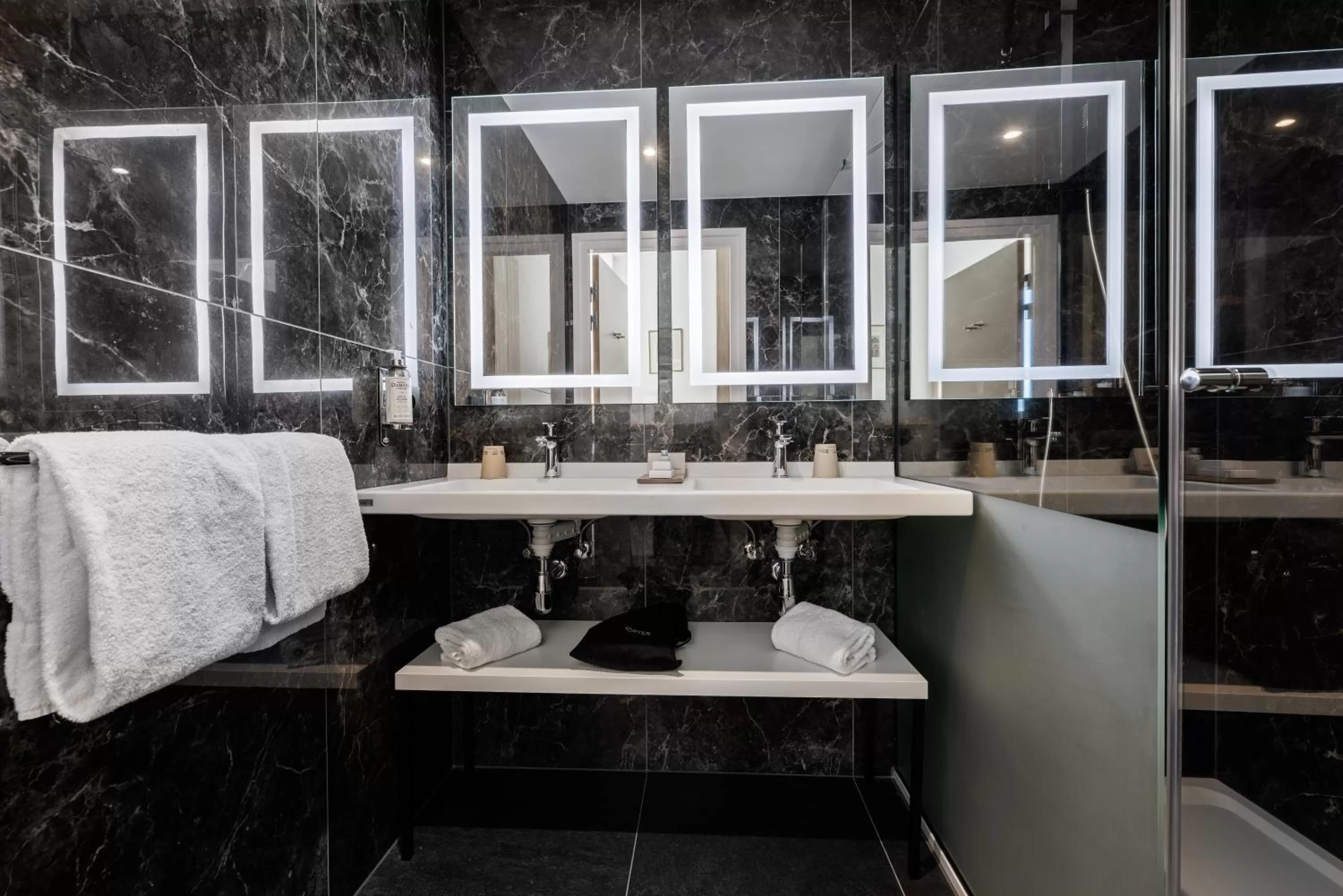 Bathroom in Hotel SPA Husseren Collections - Proche Colmar - Eguisheim