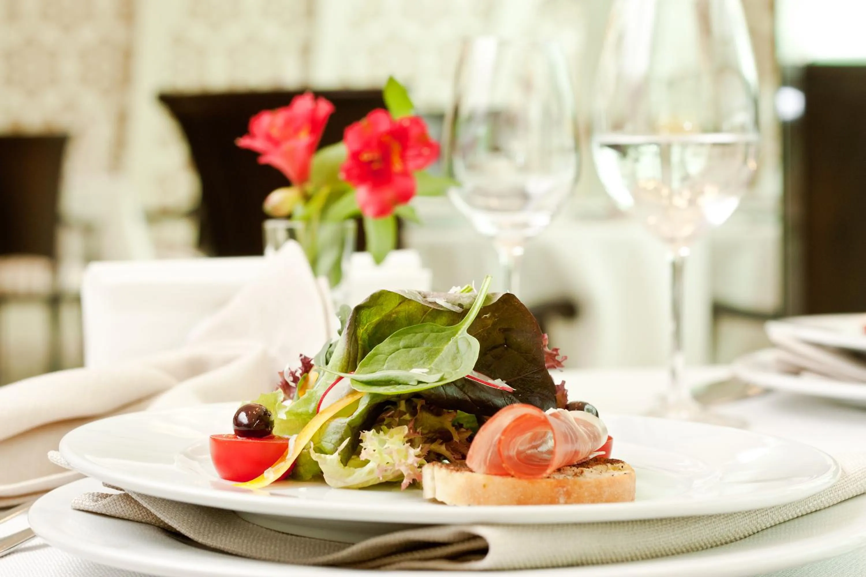 Restaurant/places to eat in Earth & People Hotel & SPA - Free Parking & Swimming Pool