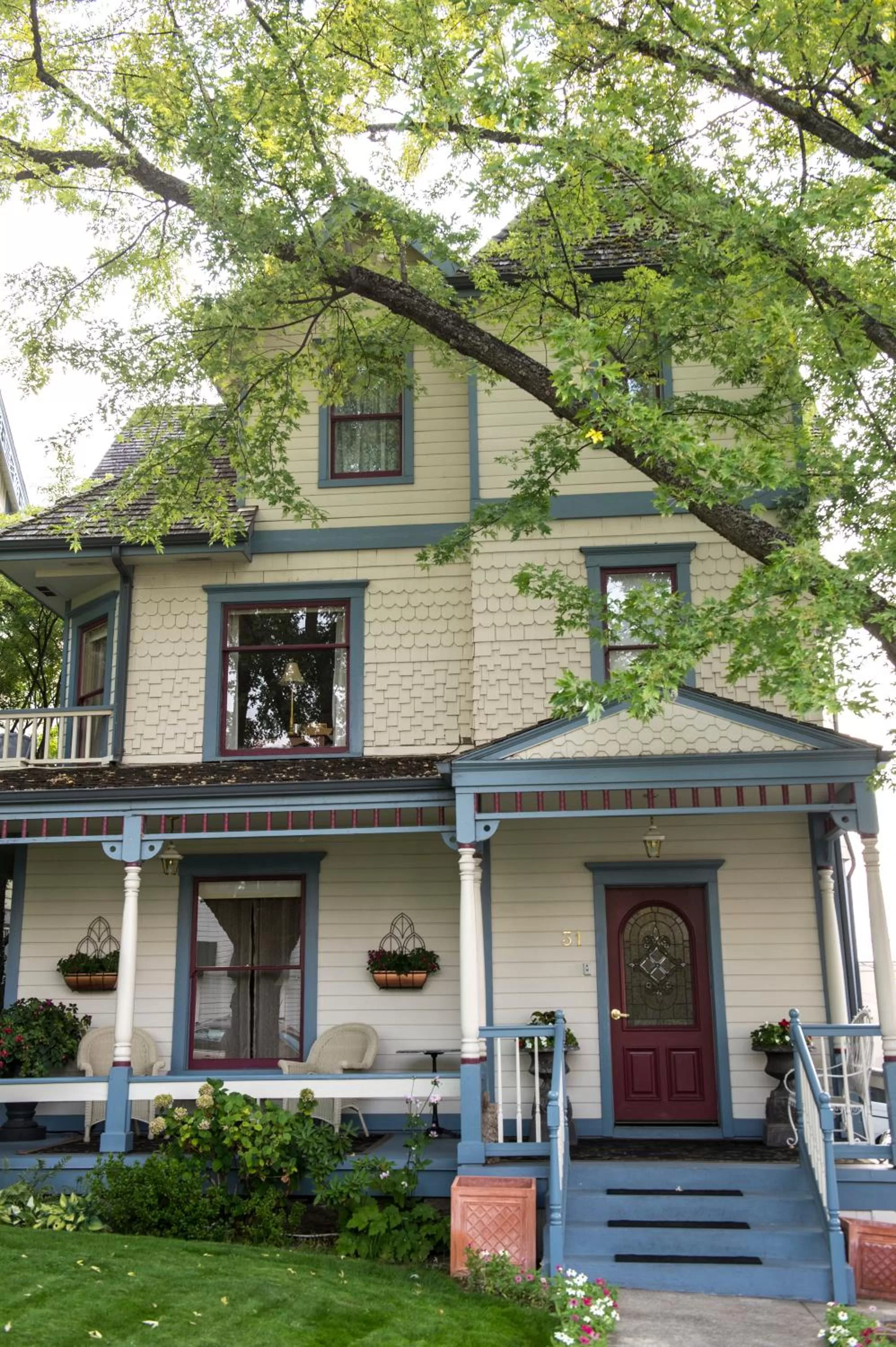 Facade/entrance in Winchester Inn