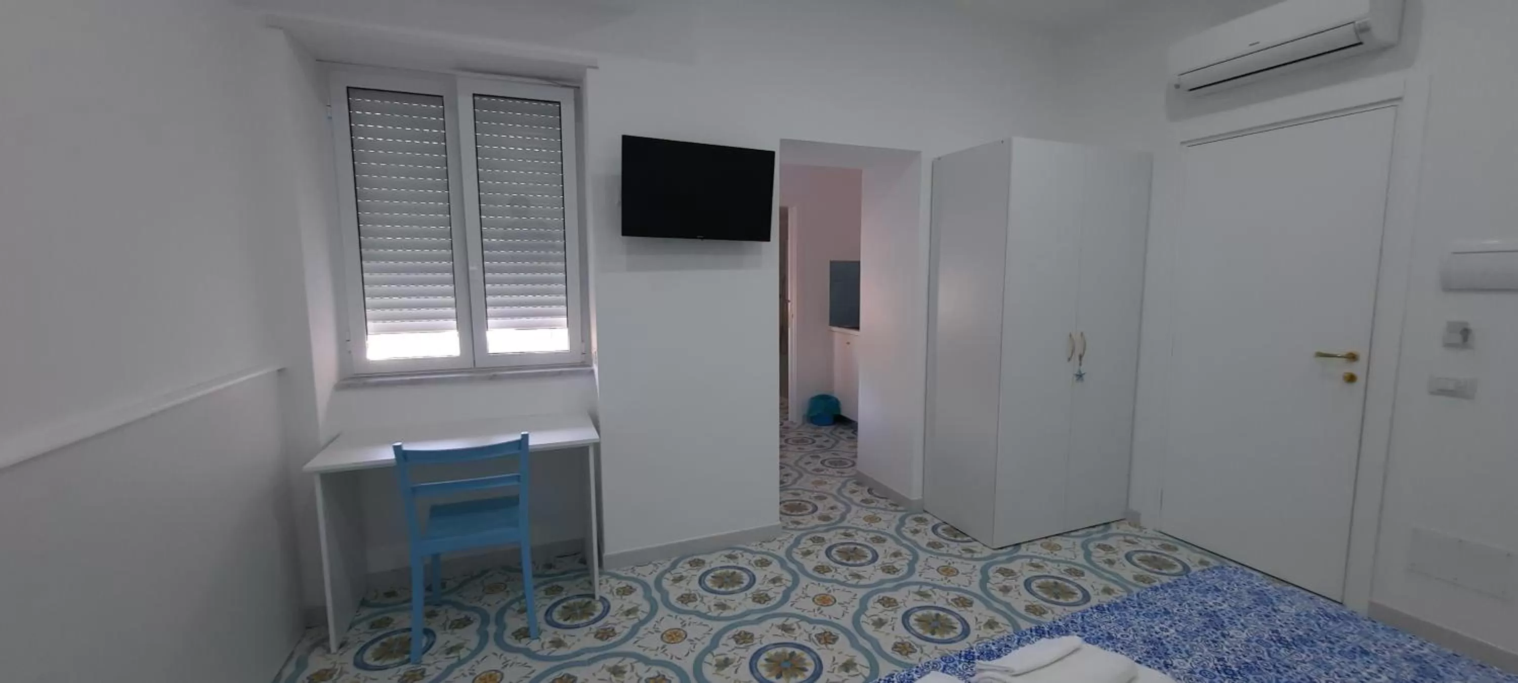 TV/Entertainment Center in B & Beach