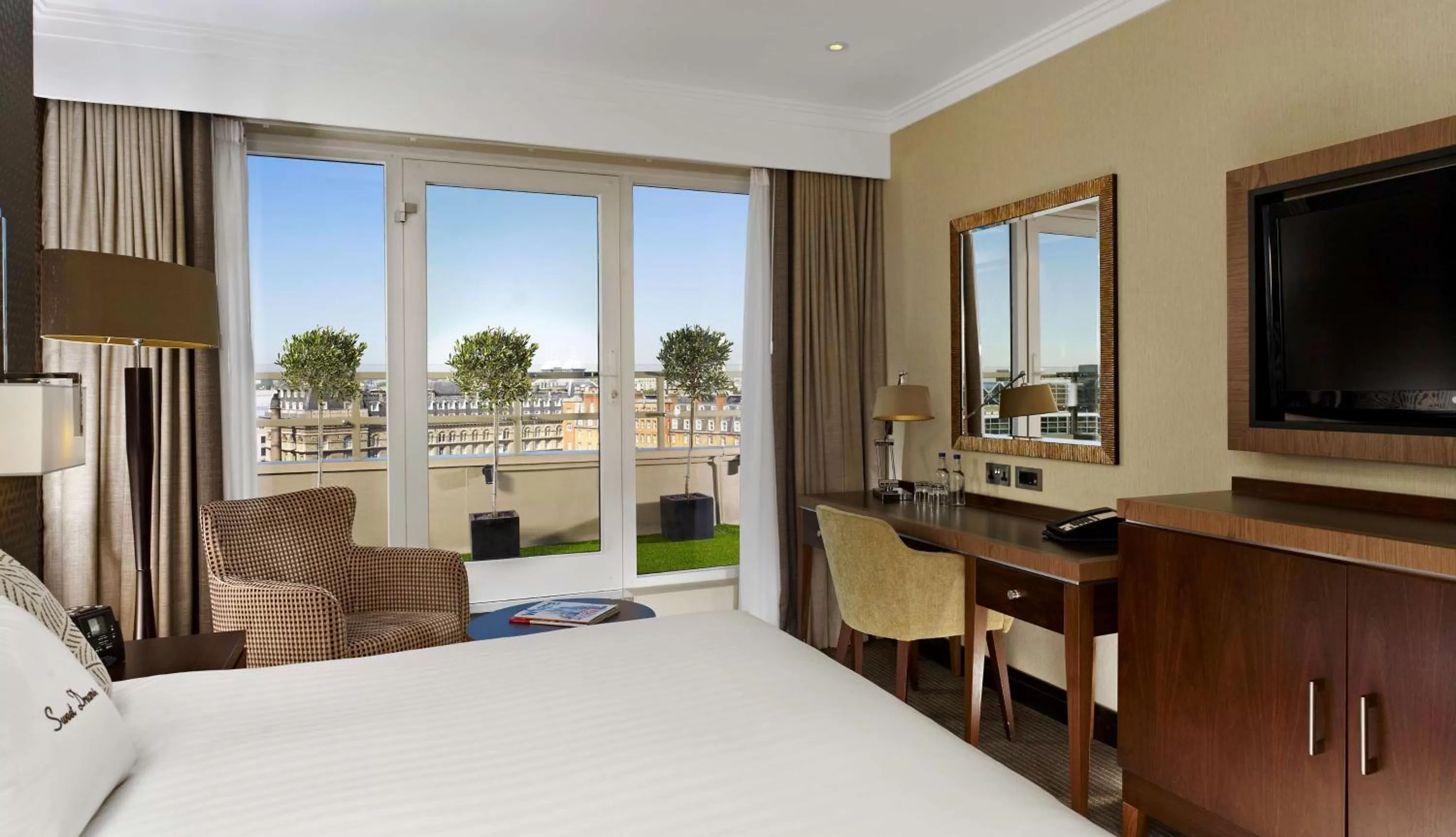 Bedroom, Bed in DoubleTree by Hilton London Victoria