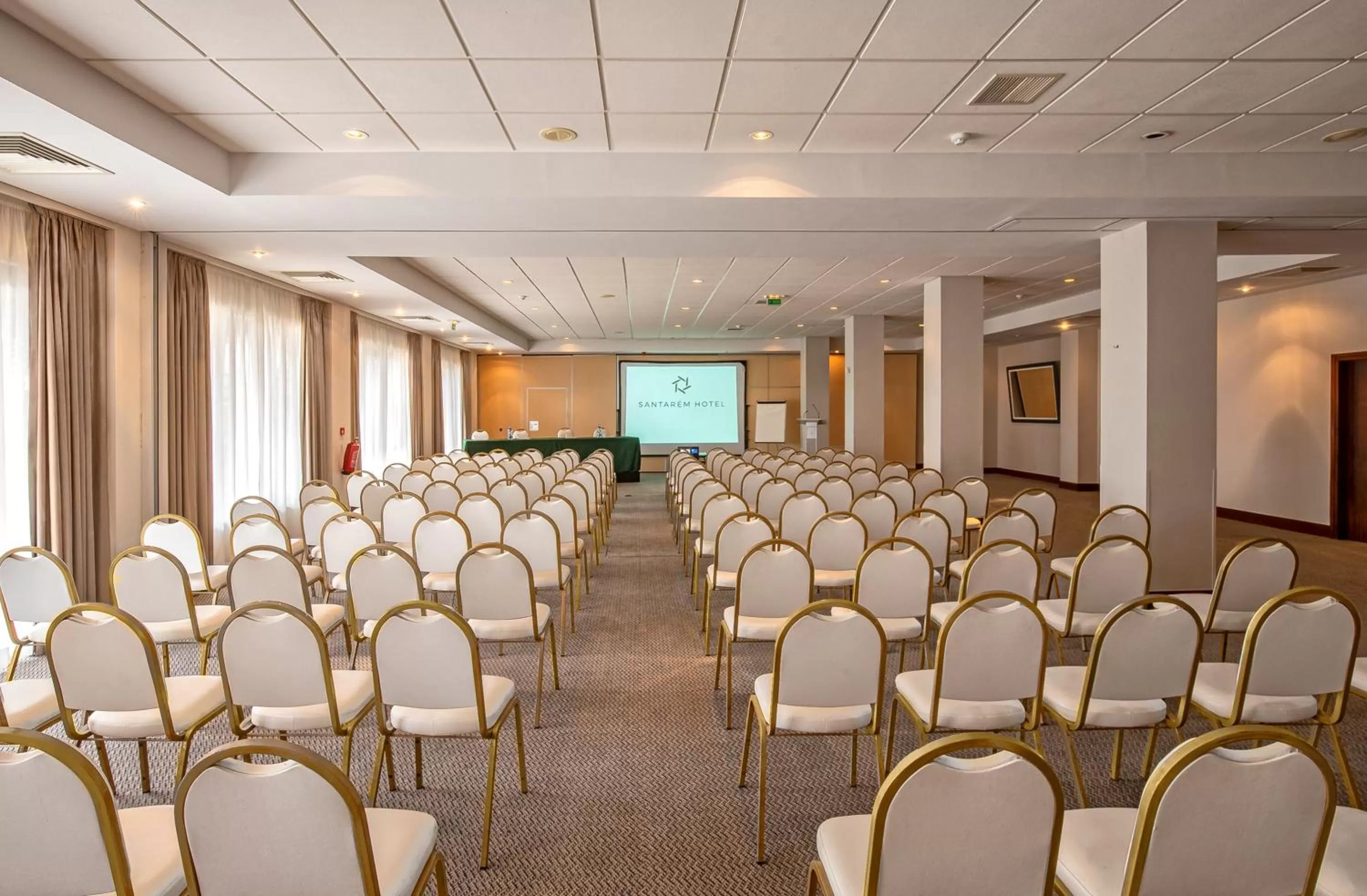 Business facilities in Verdi Santarém