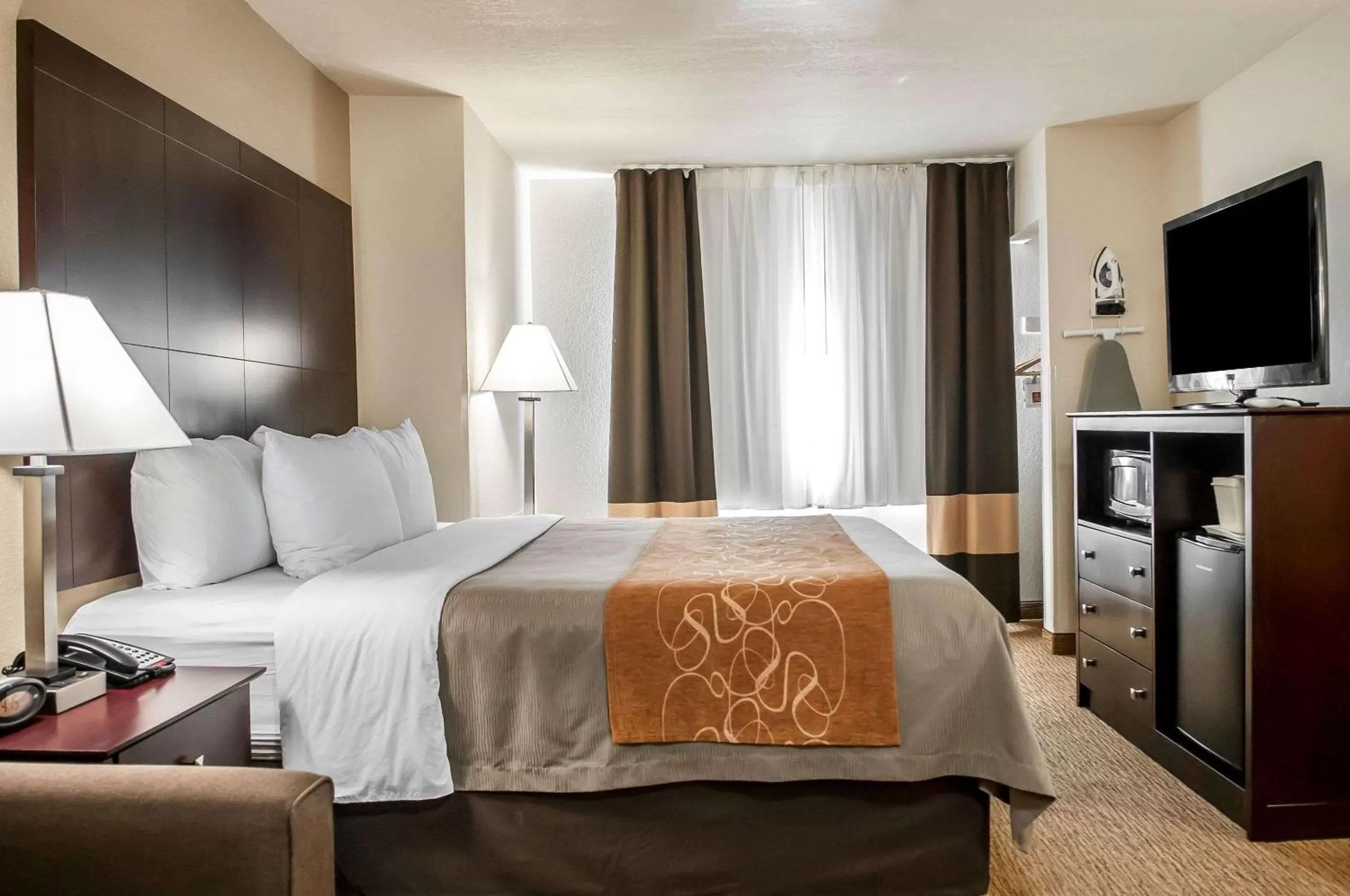 Photo of the whole room, Bed in Comfort Suites Albuquerque-North Journal Center