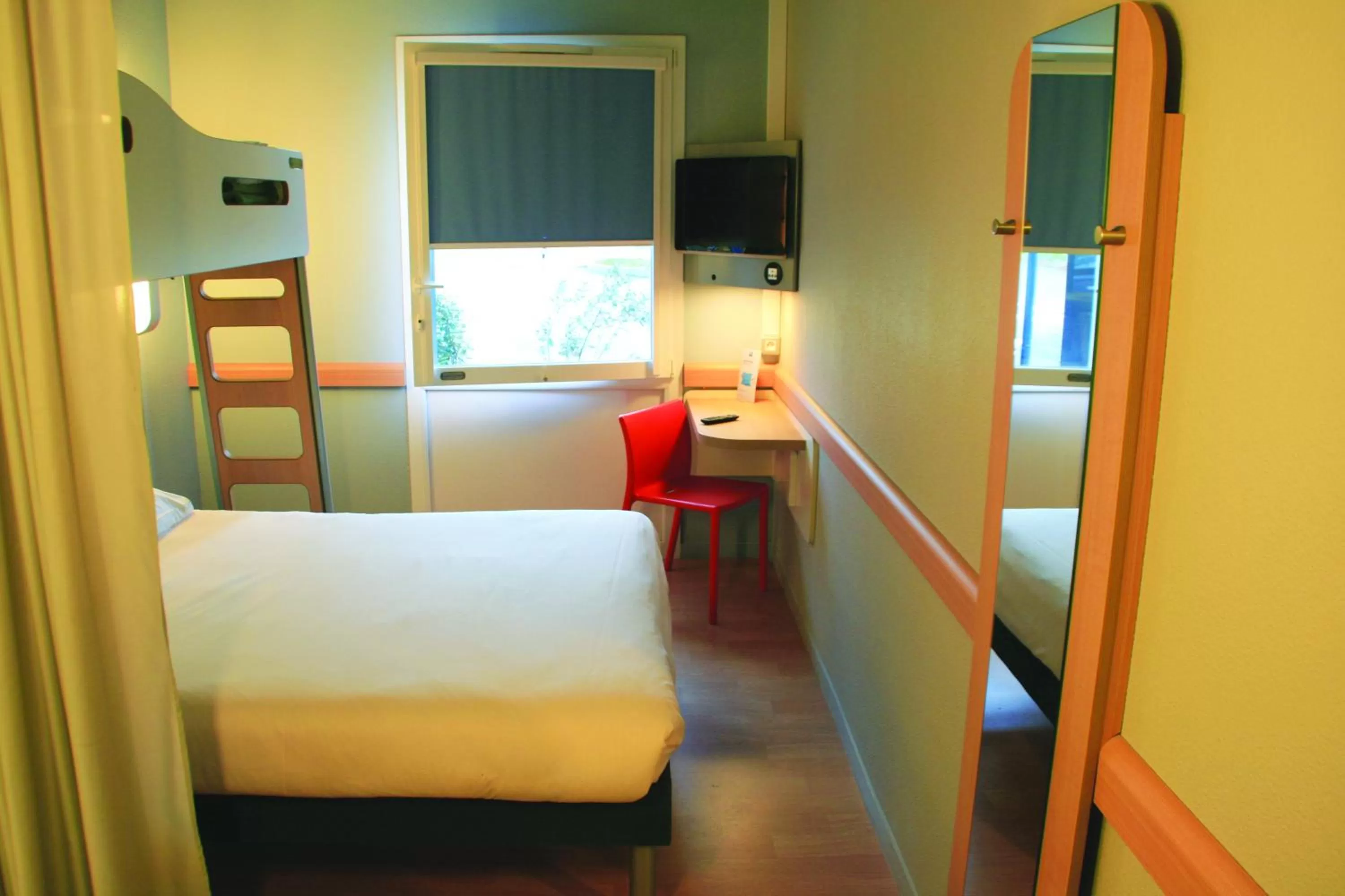 Bedroom, Bed in ibis budget Saint Pourcain