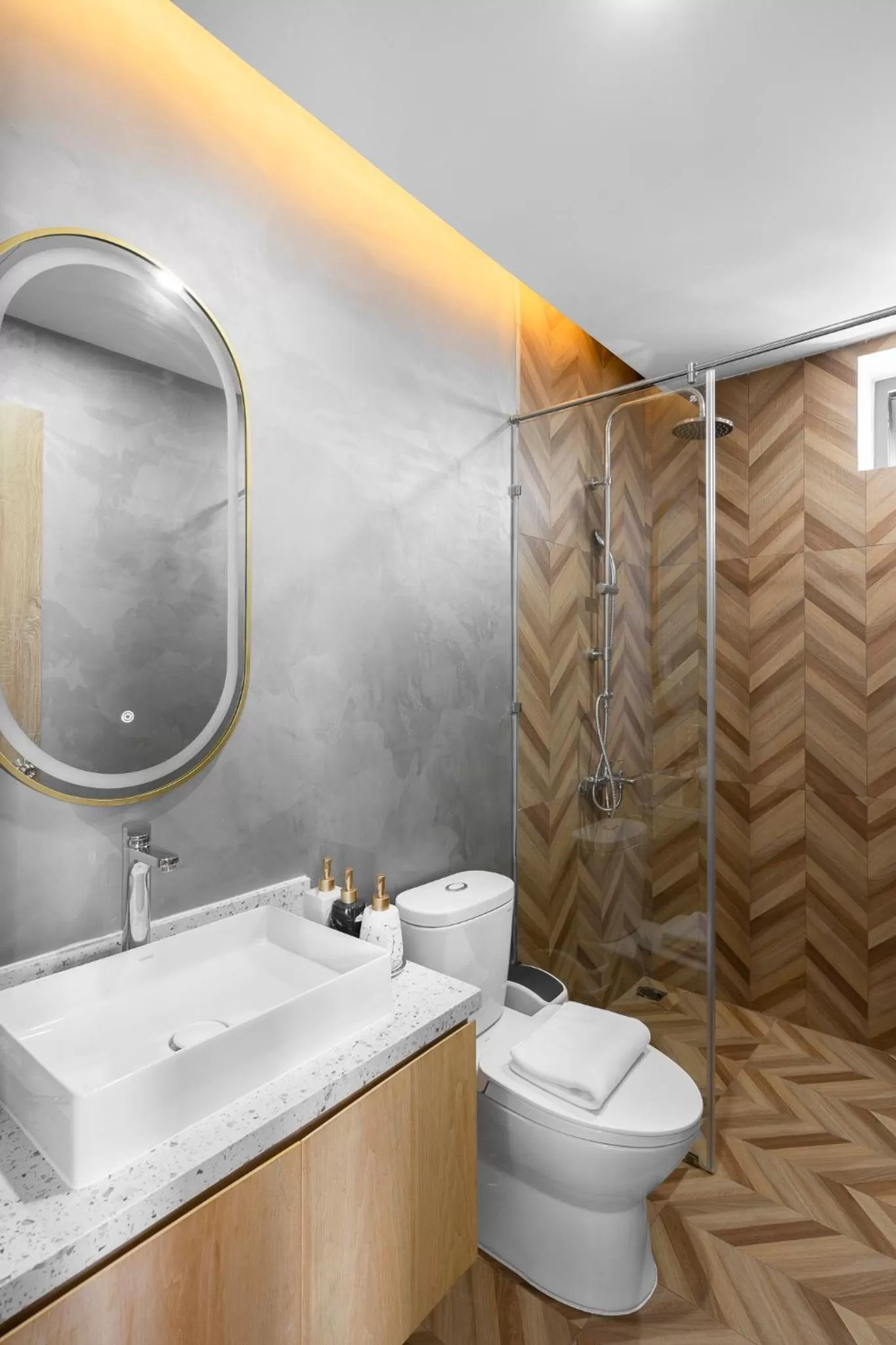 Shower in De La Sol Villa Dalat