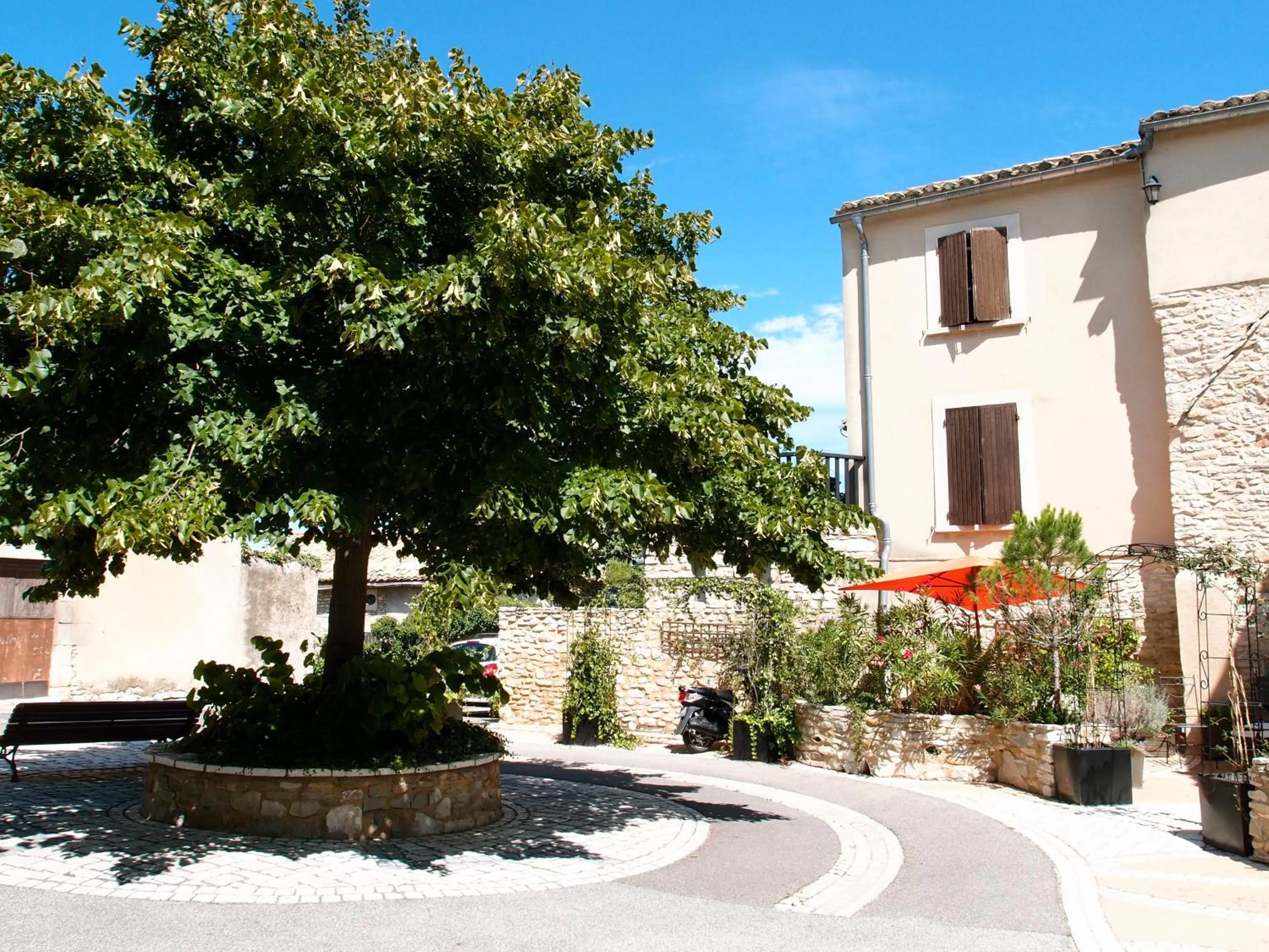 Facade/entrance in Hotel Le Saint Laurent