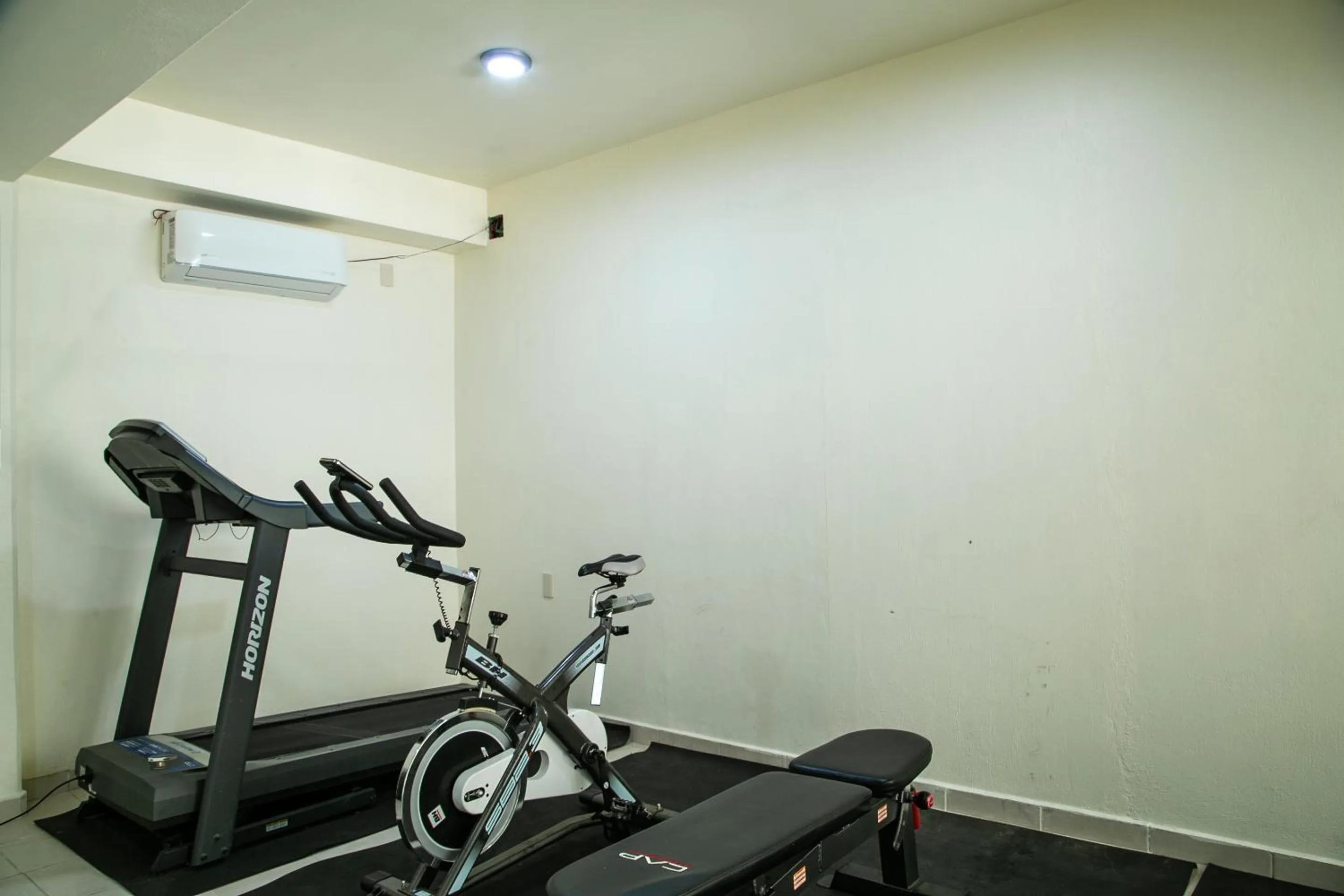 Fitness centre/facilities in Relax Inn Suites