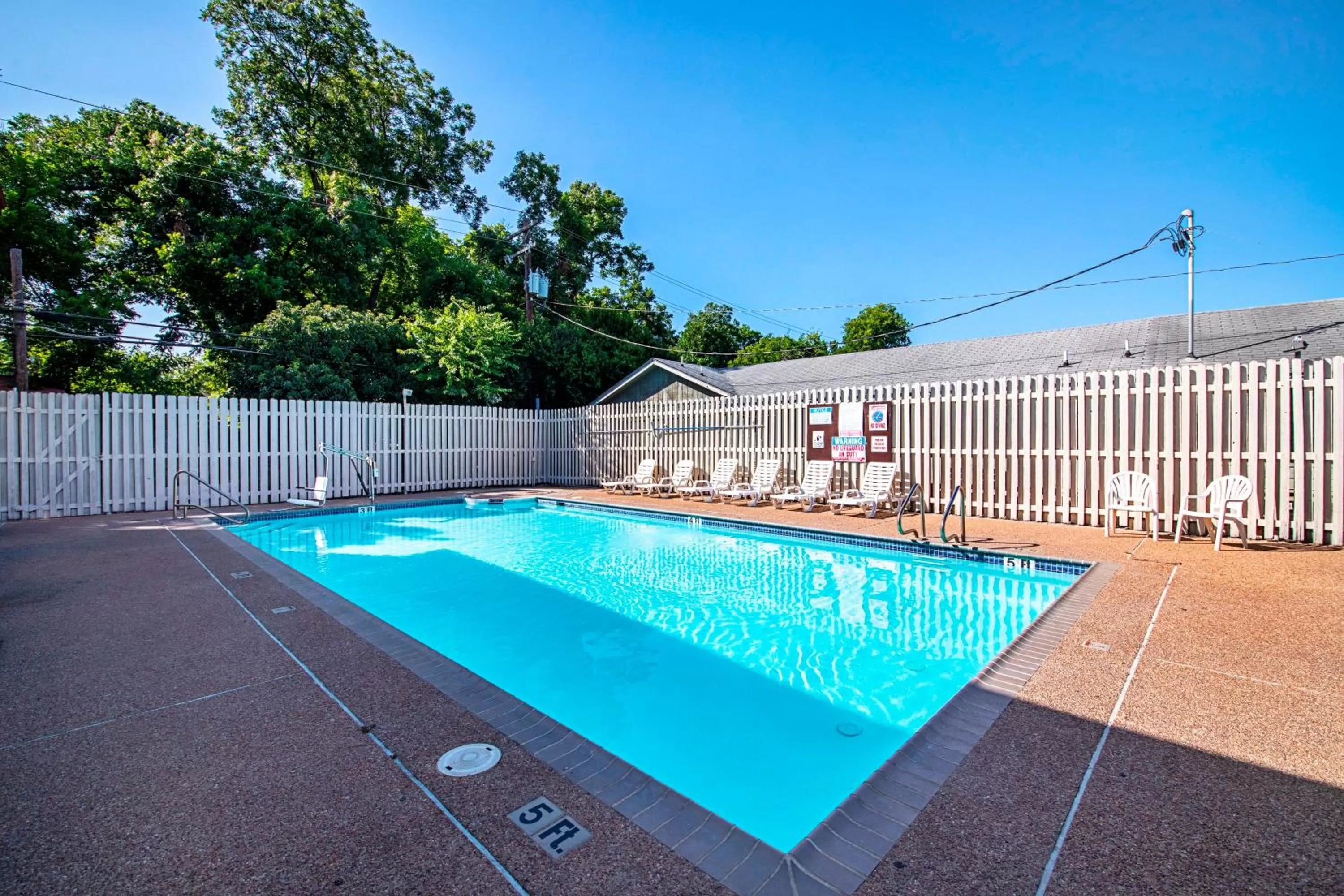 Swimming pool in Red Roof Inn San Marcos