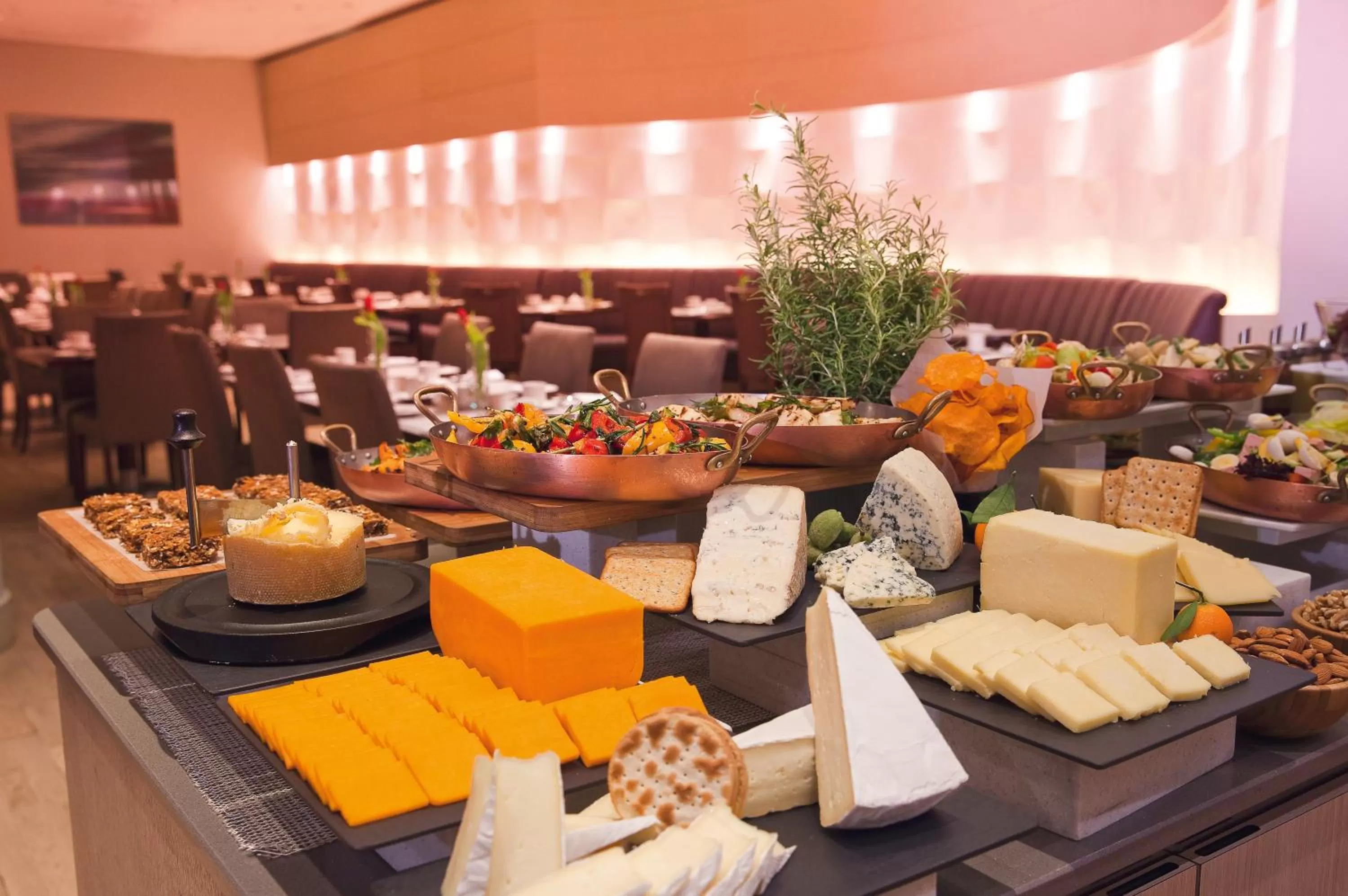 Restaurant/places to eat in Mövenpick Hotel & Apartments Bur Dubai