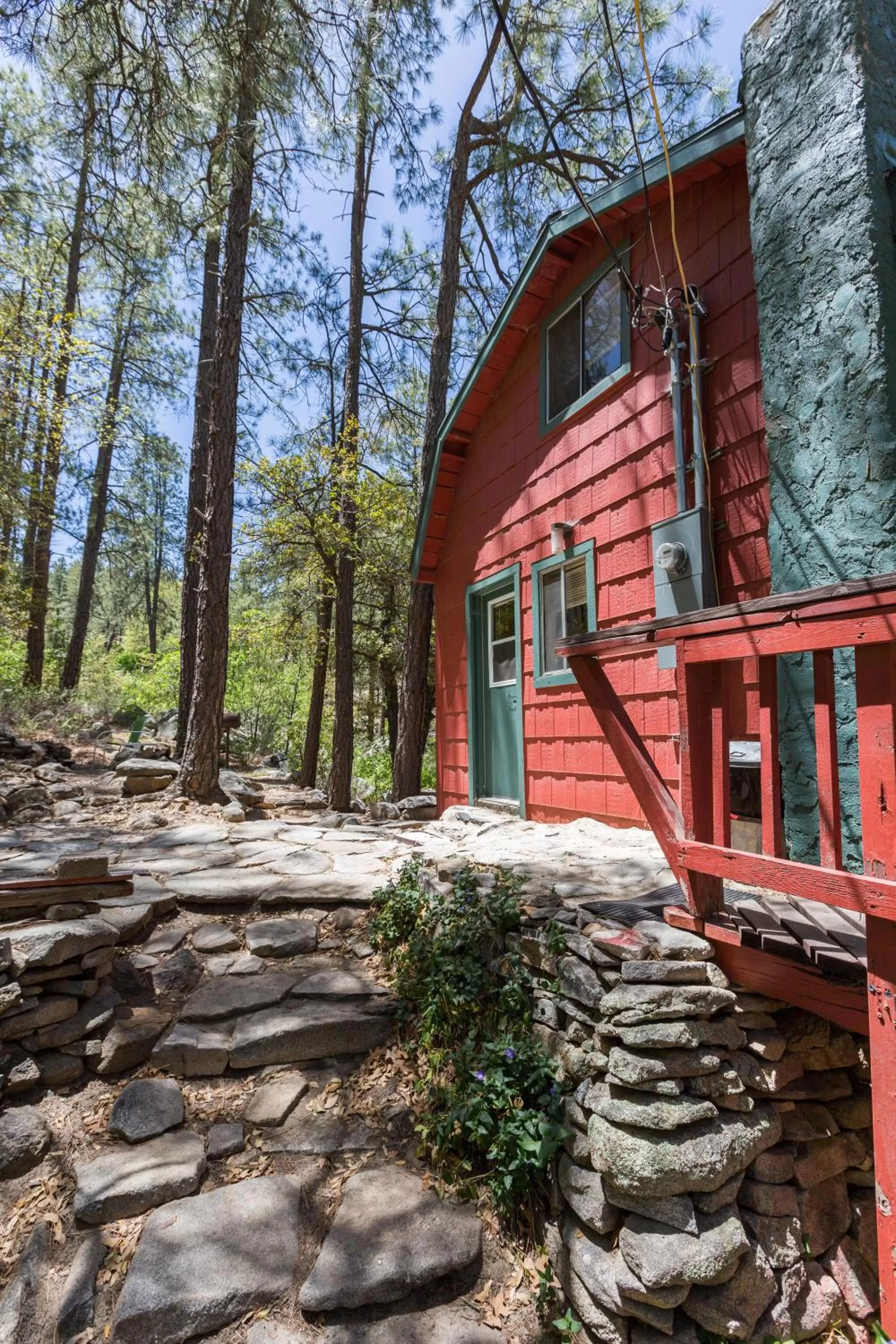 Property building in Crown King Cabins Bradshaw