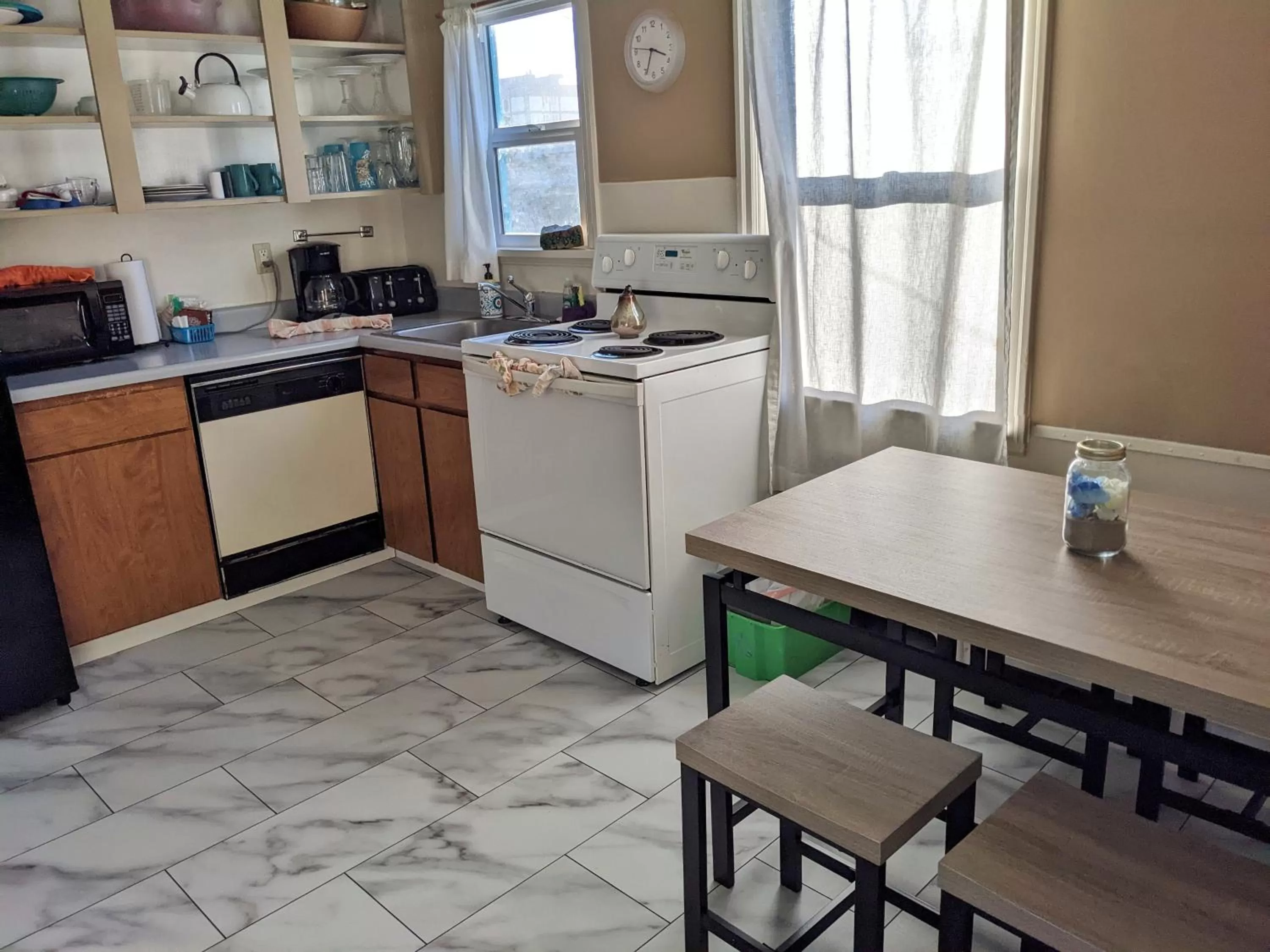 Kitchen or kitchenette in Hillcrest Inn