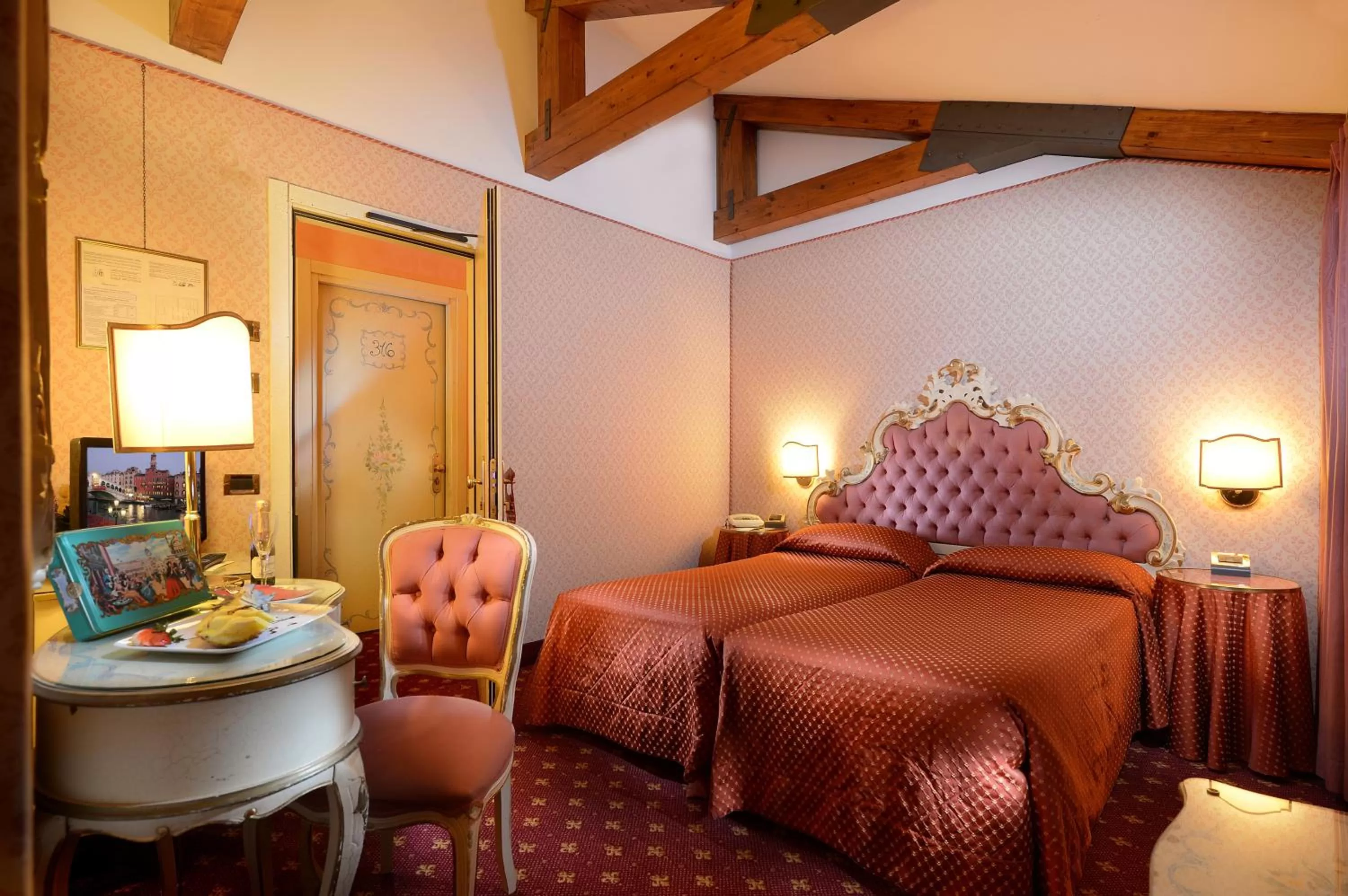 Photo of the whole room, Bed in Hotel Rialto