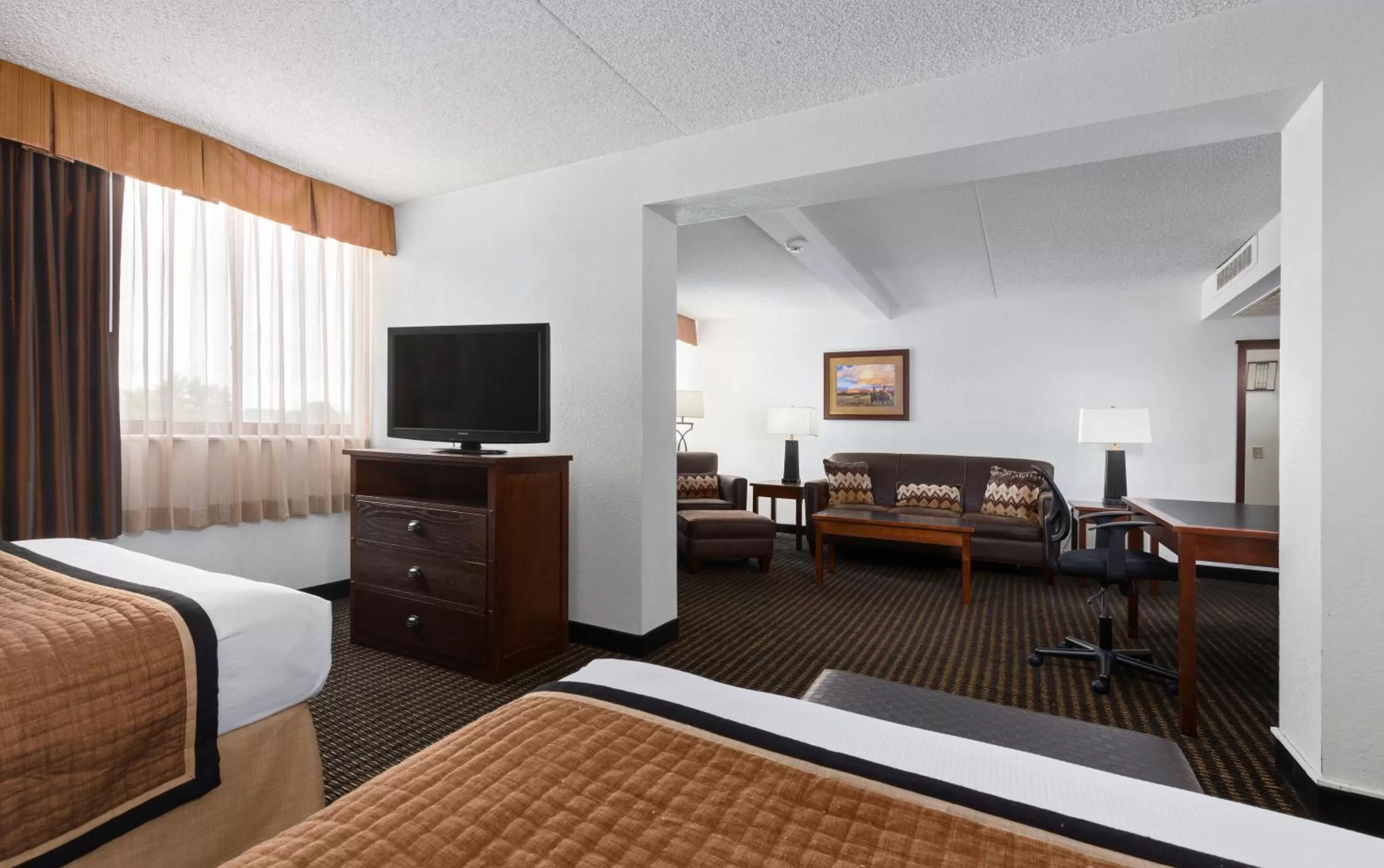 Seating area, Bed in Ramkota Hotel - Casper