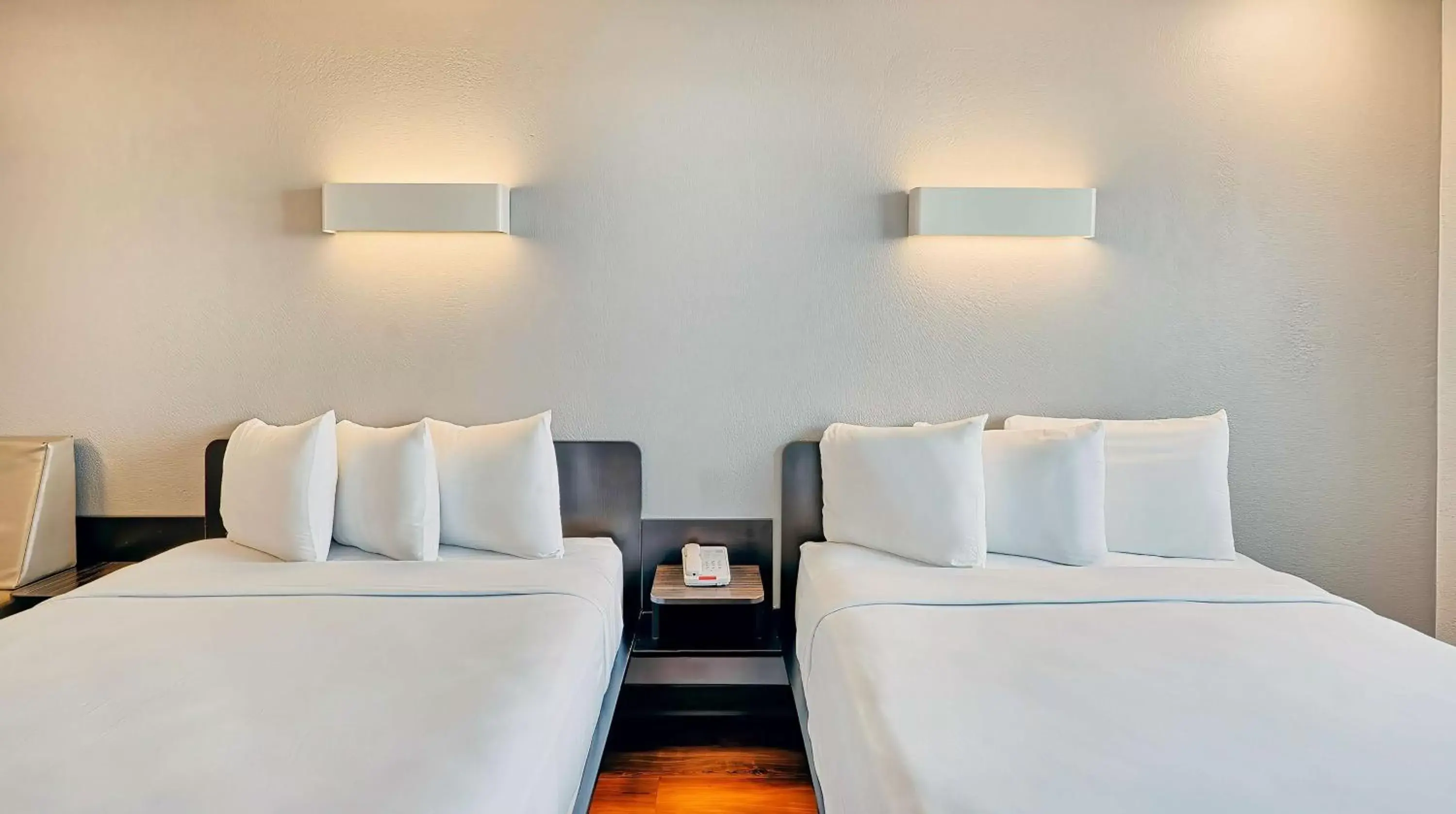 Classic Quadruple Room in Motel 6-Los Angeles, CA - Los Angeles - LAX Classic Quadruple Room in Motel 6-Los Angeles, CA - Los Angeles - LAX