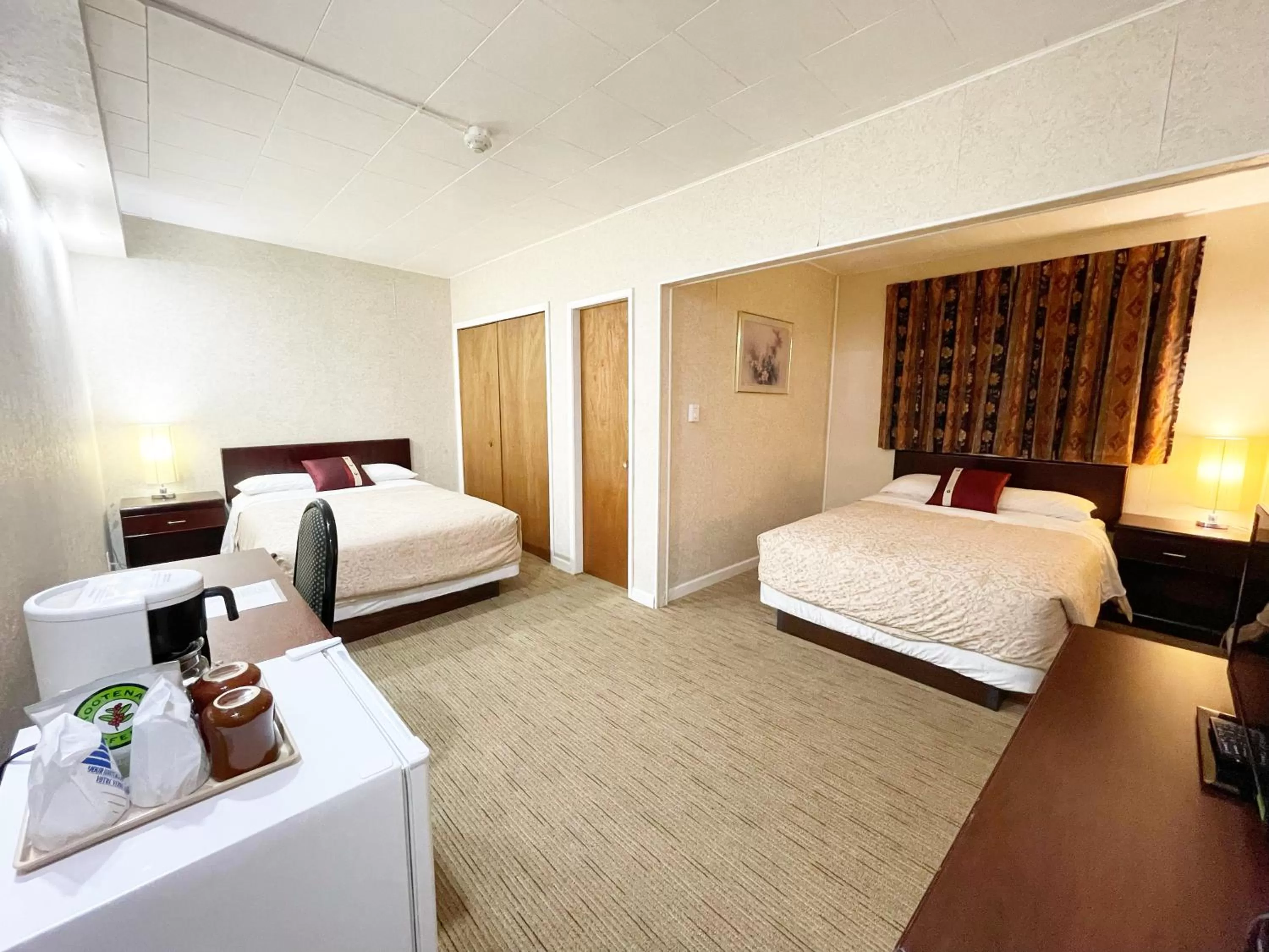 Photo of the whole room, Bed in Valhalla Inn