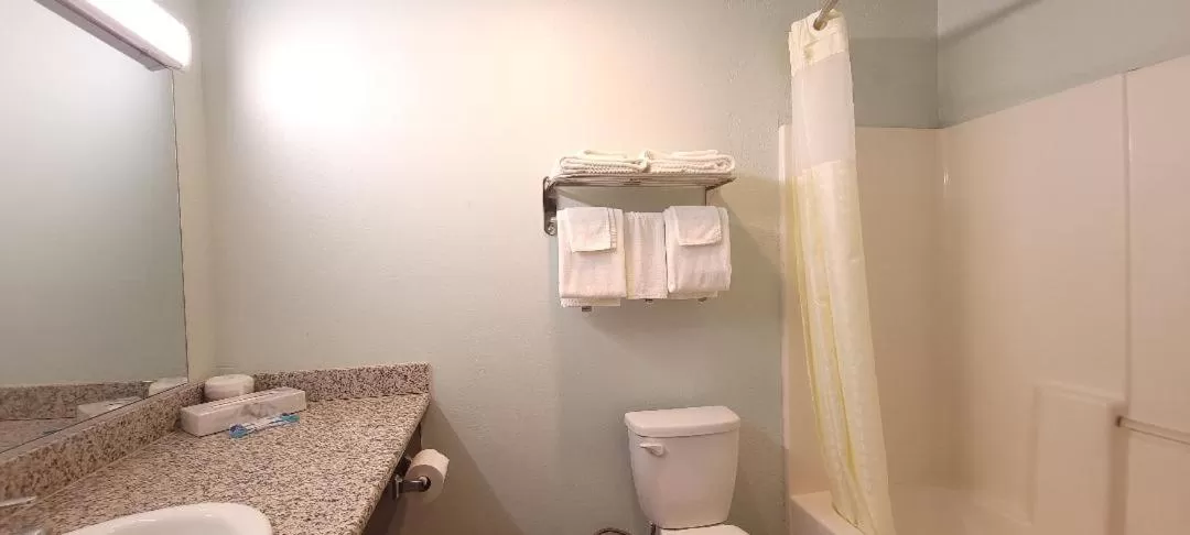 Bathroom in Sycamore Inn Chico University Area