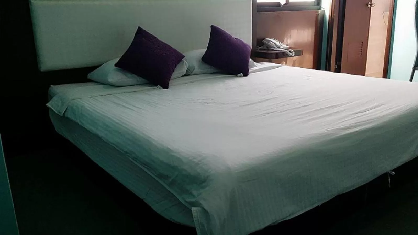 Photo of the whole room, Bed in Mirage